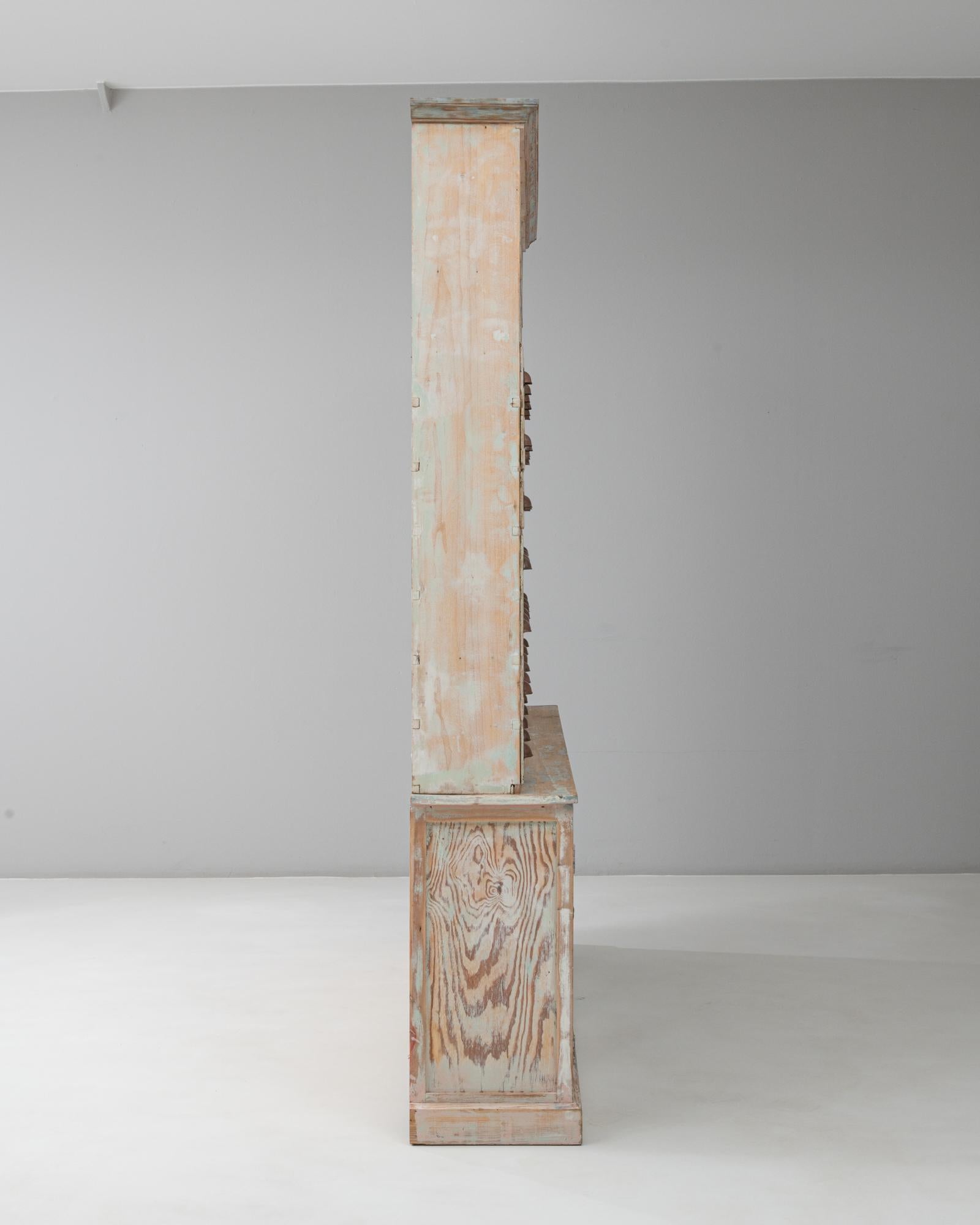 Armoire d'apothicaire en bois patiné du 20ème siècle avec portes vitrées en vente 7