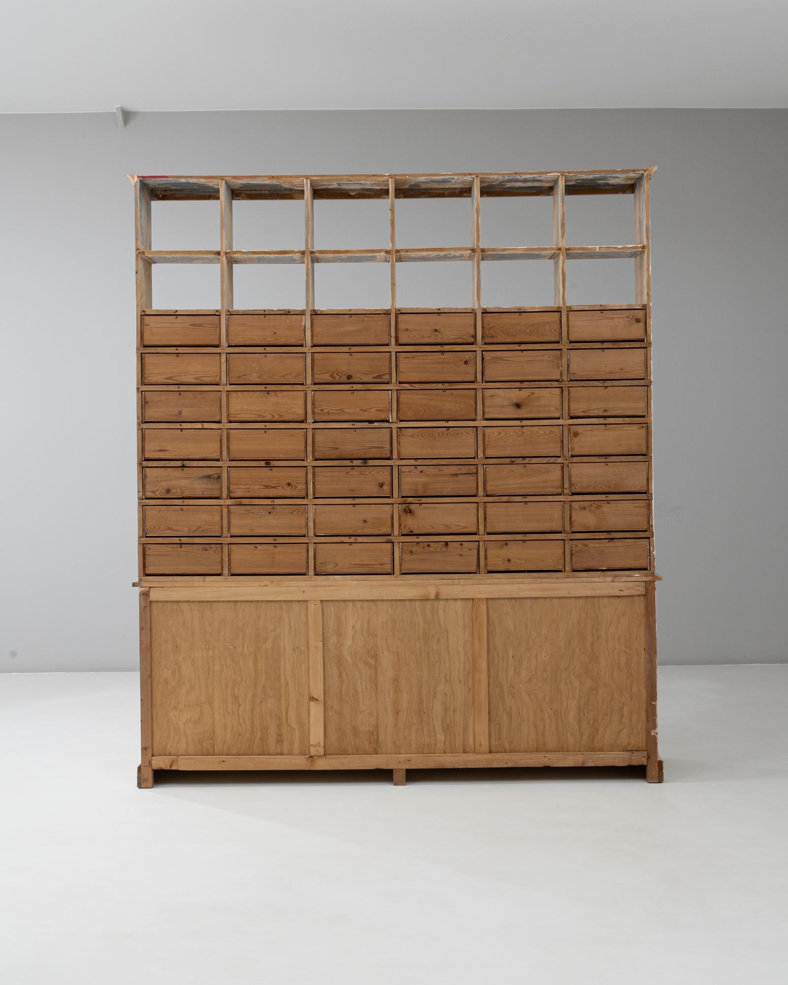 Armoire d'apothicaire en bois patiné du 20ème siècle avec portes vitrées en vente 8