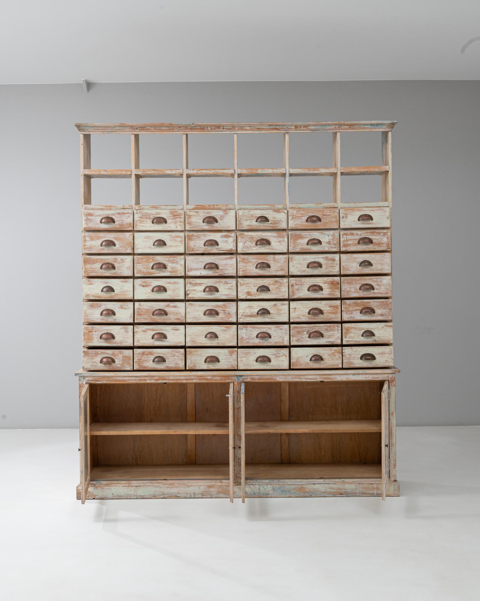 Français Armoire d'apothicaire en bois patiné du 20ème siècle avec portes vitrées en vente