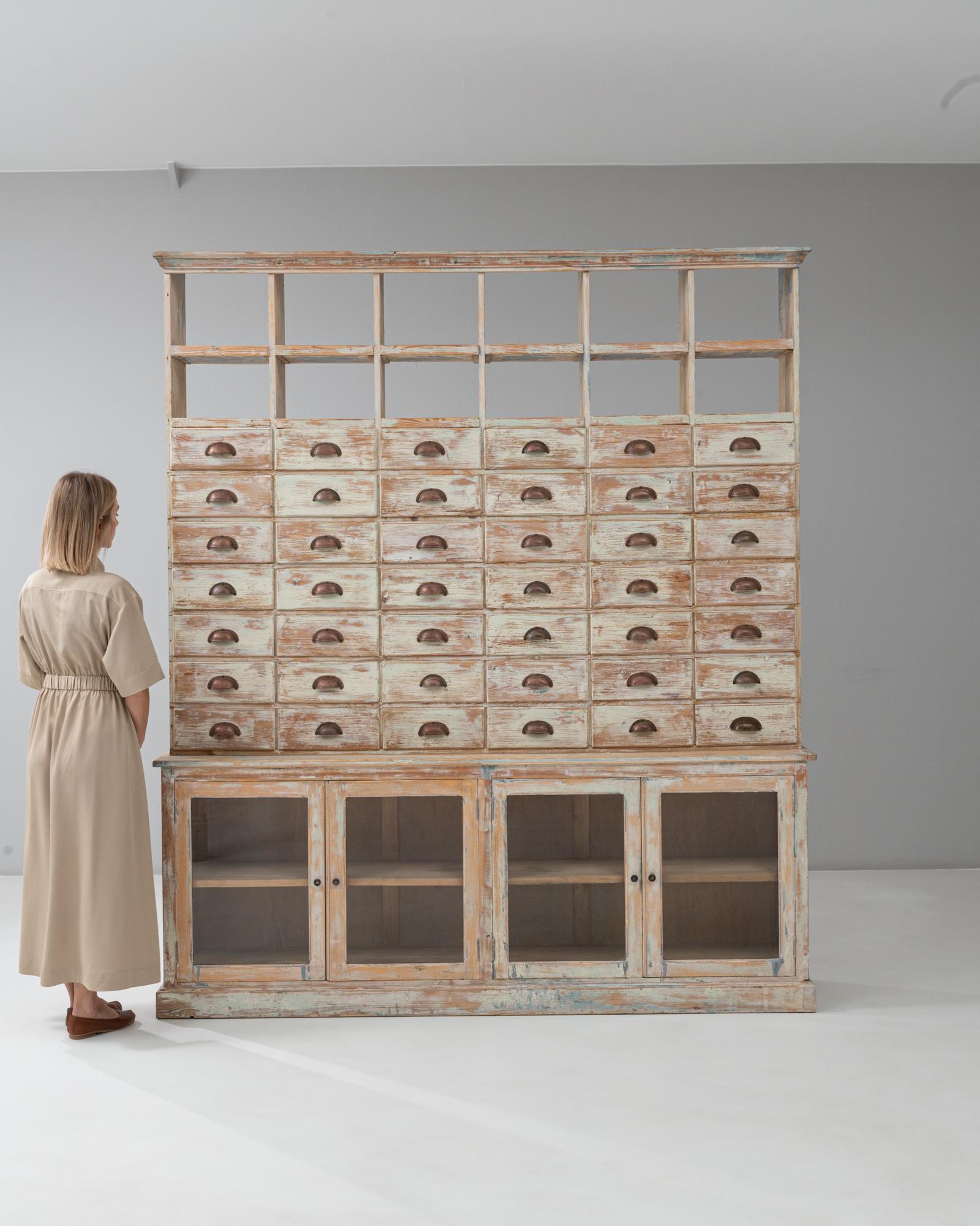 Patiné Armoire d'apothicaire en bois patiné du 20ème siècle avec portes vitrées en vente