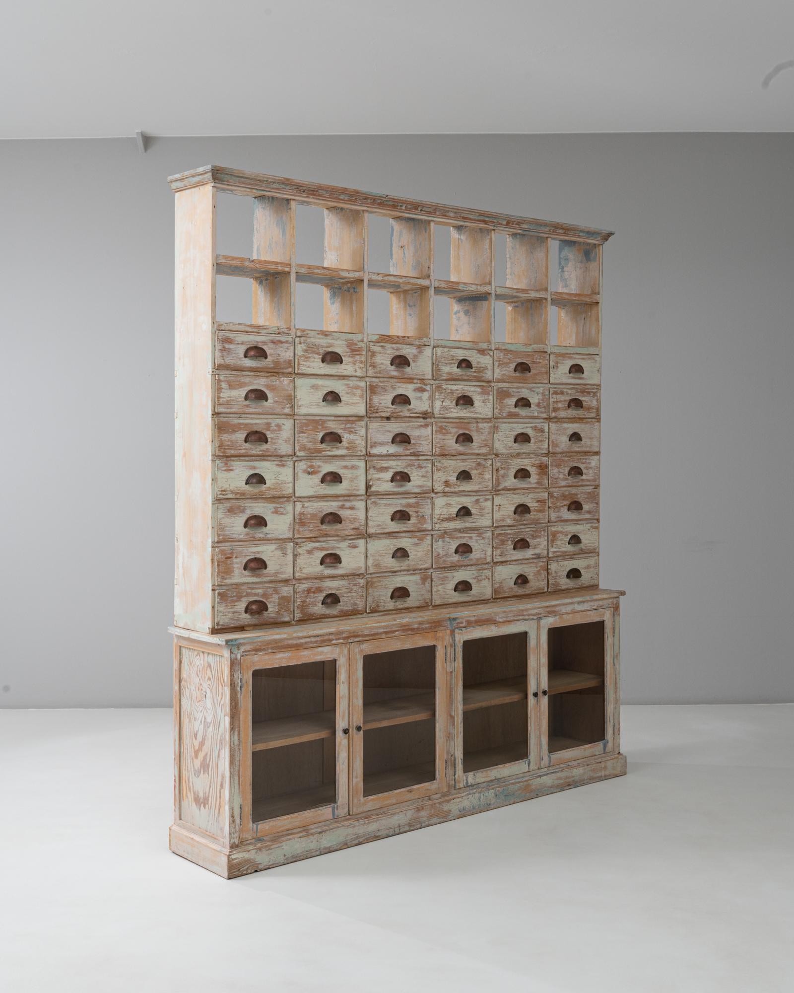 Armoire d'apothicaire en bois patiné du 20ème siècle avec portes vitrées Bon état - En vente à High Point, NC