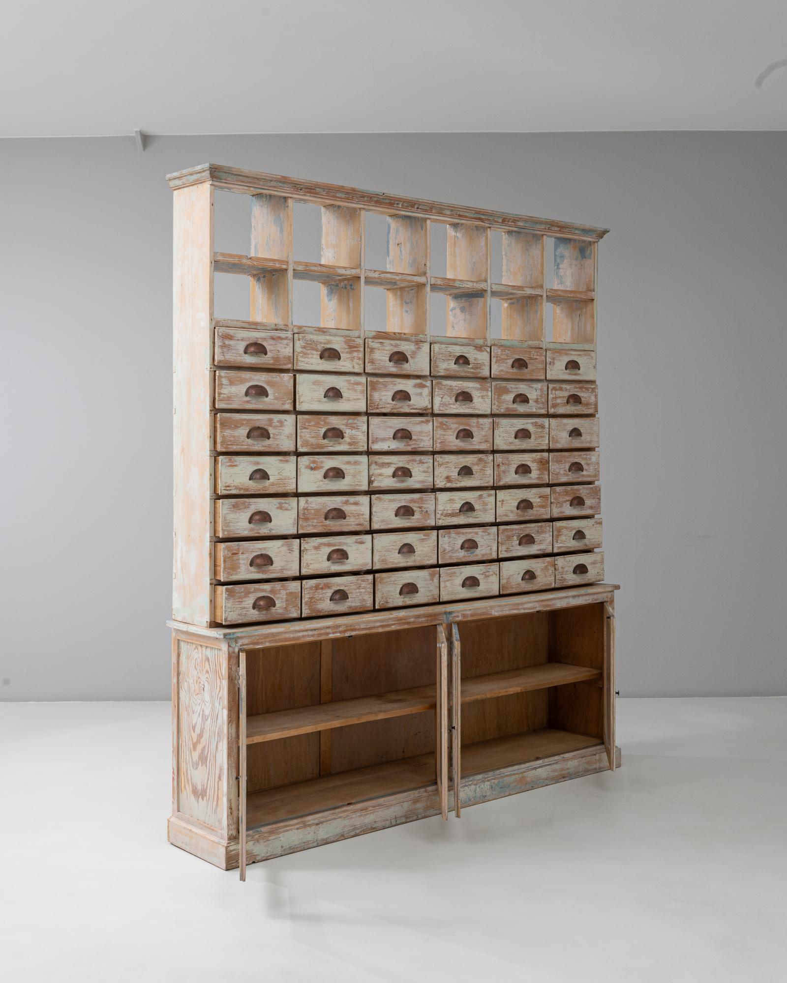 20ième siècle Armoire d'apothicaire en bois patiné du 20ème siècle avec portes vitrées en vente