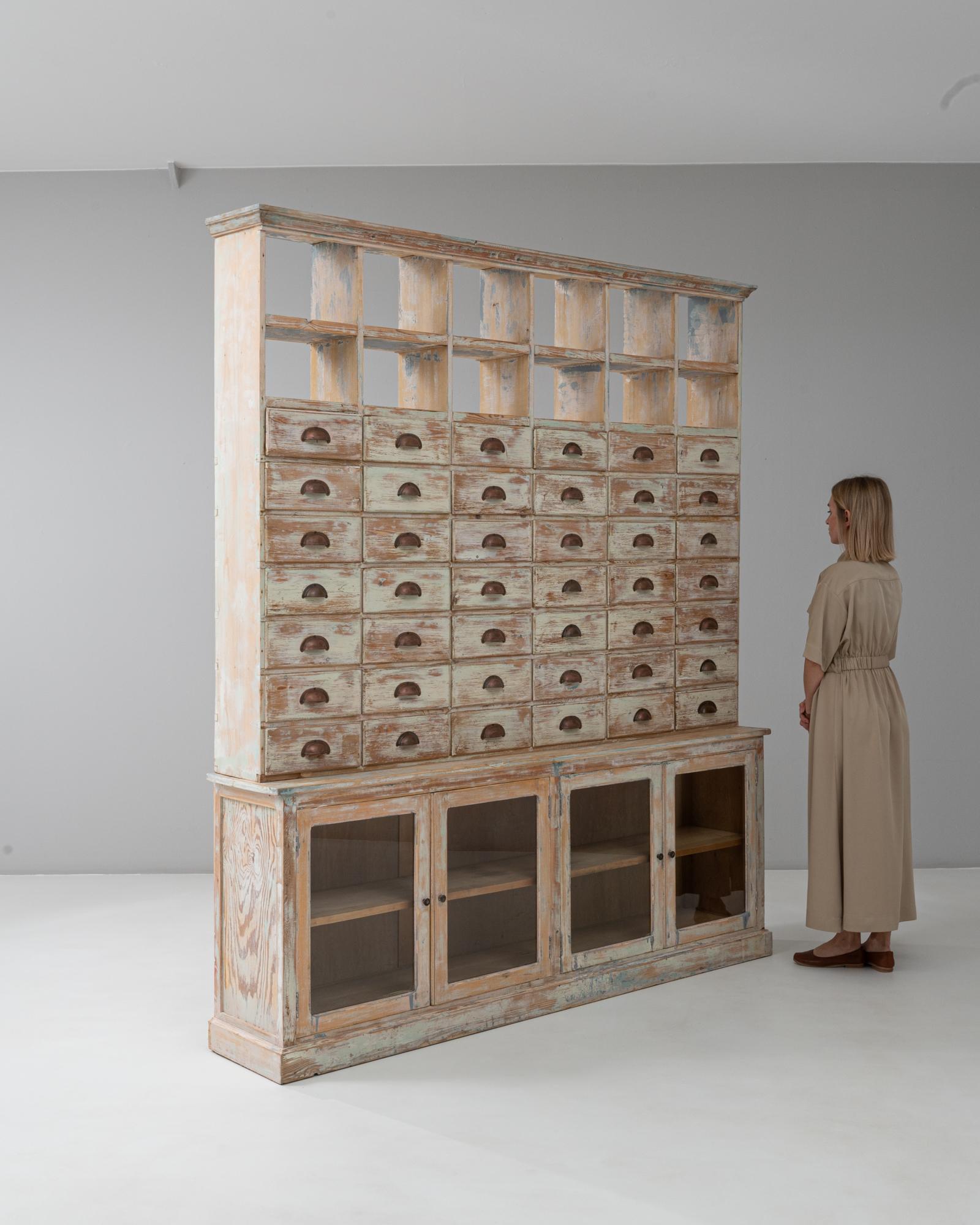 Verre Armoire d'apothicaire en bois patiné du 20ème siècle avec portes vitrées en vente