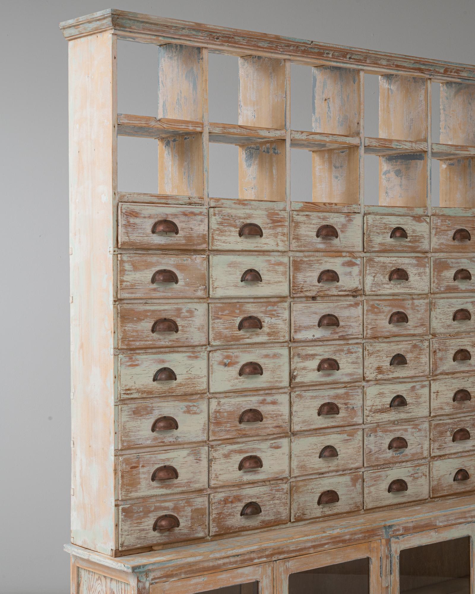 Armoire d'apothicaire en bois patiné du 20ème siècle avec portes vitrées en vente 1