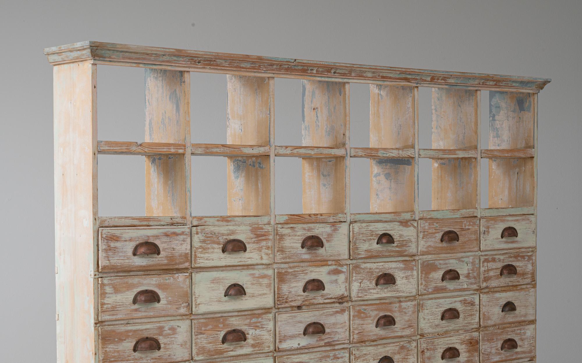 Armoire d'apothicaire en bois patiné du 20ème siècle avec portes vitrées en vente 2