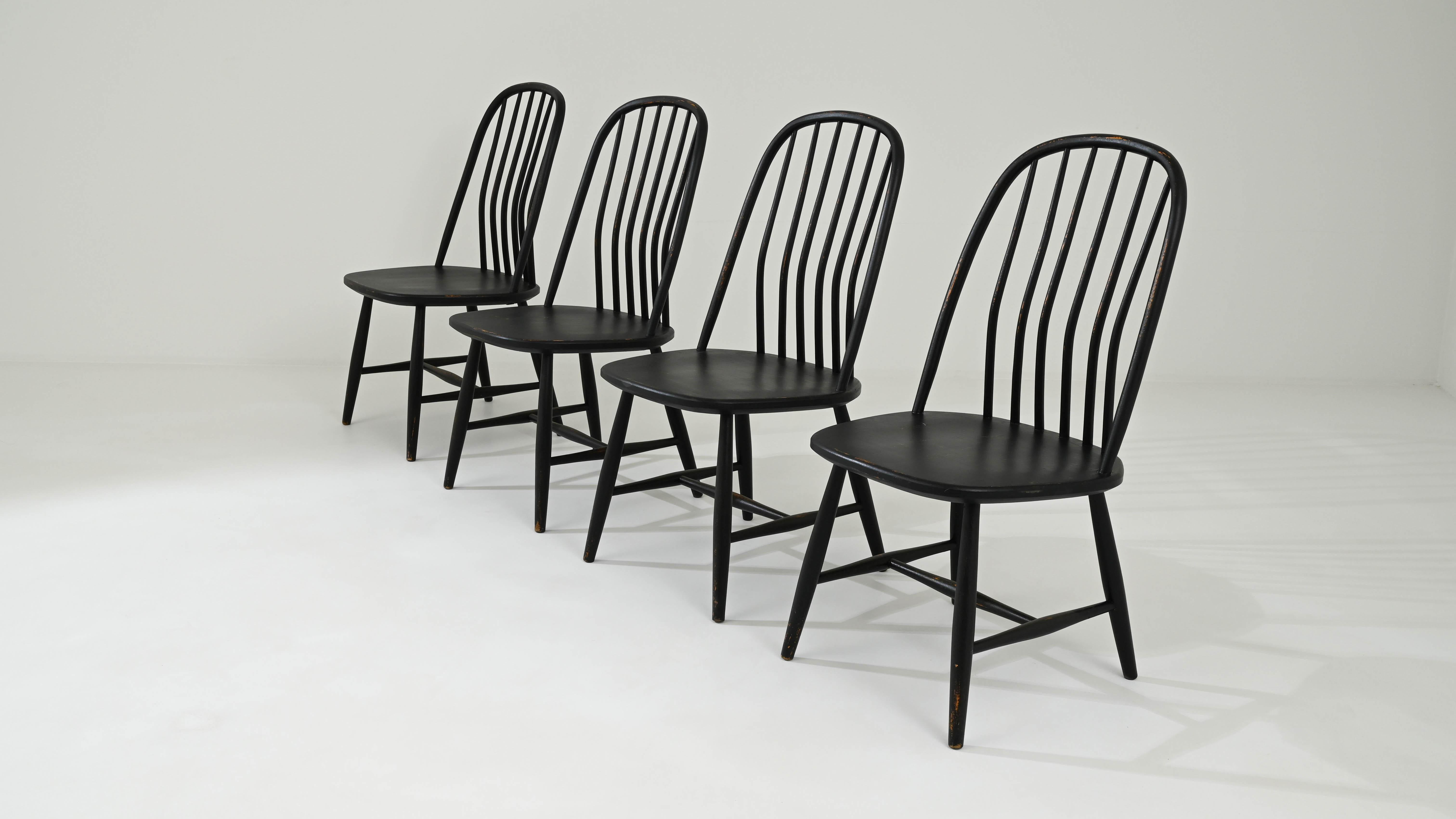 Satz von 4 französischen patinierten schwarzen Esszimmerstühlen aus Holz, 20. Jahrhundert im Angebot 6