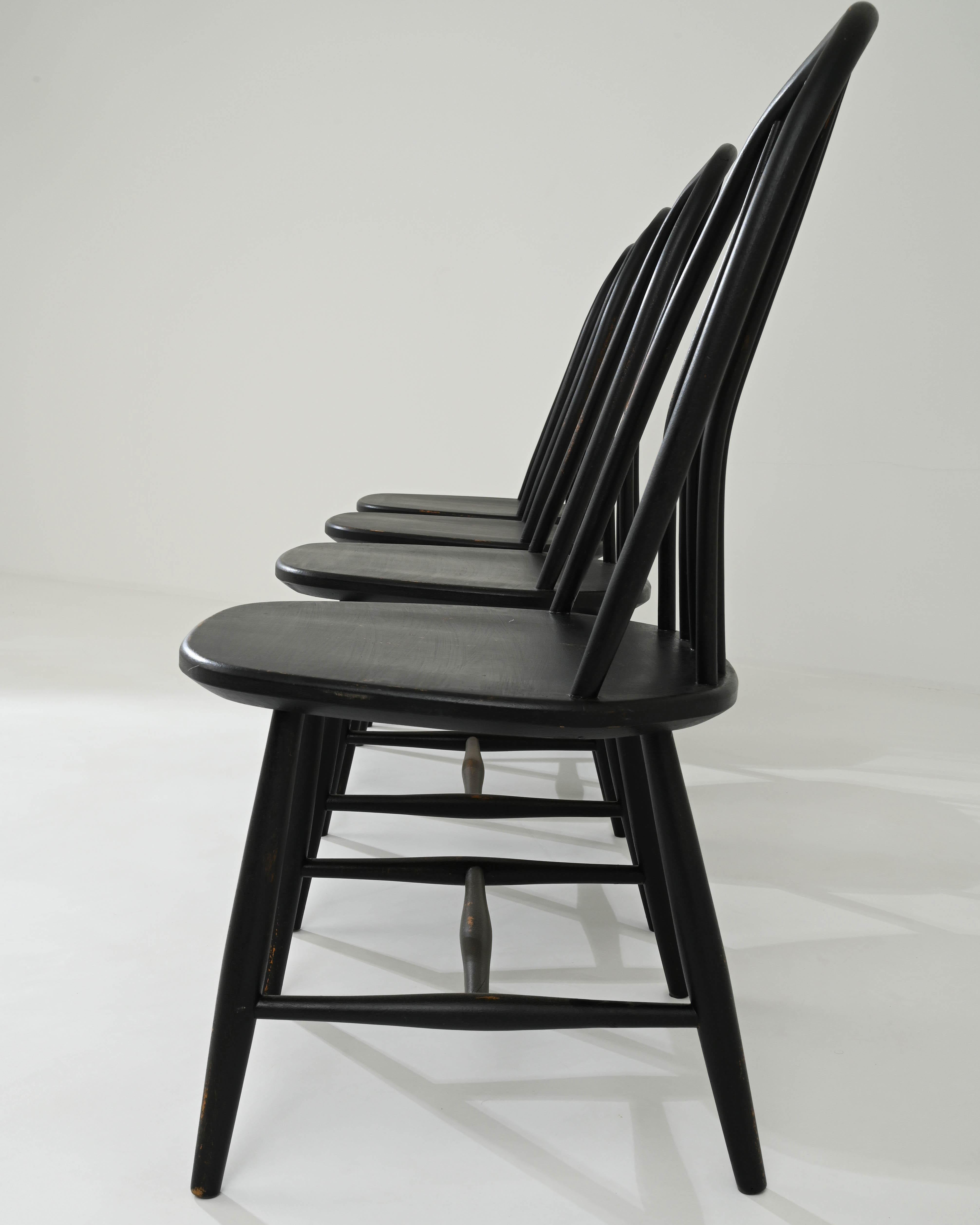 Satz von 4 französischen patinierten schwarzen Esszimmerstühlen aus Holz, 20. Jahrhundert im Angebot 7