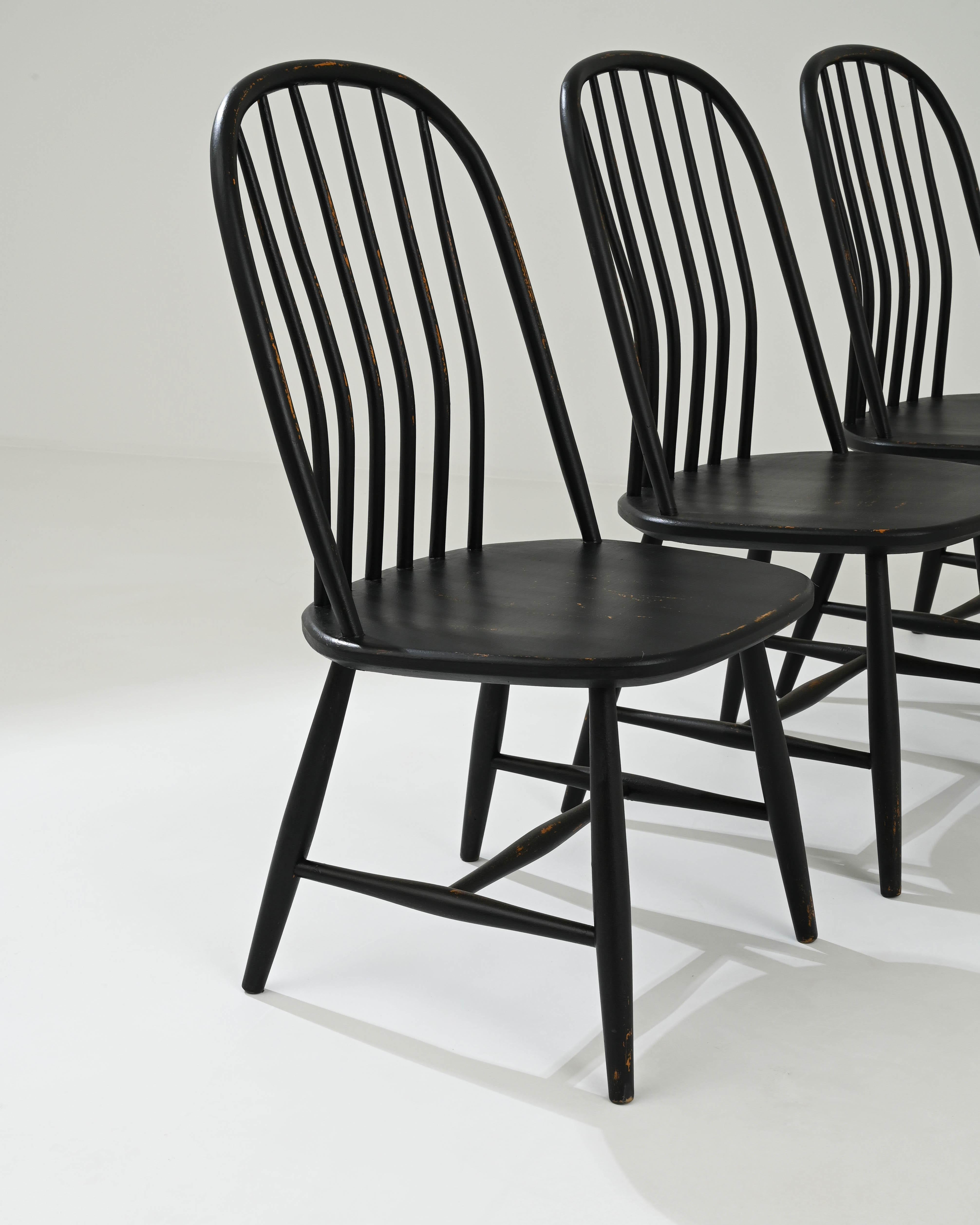 Satz von 4 französischen patinierten schwarzen Esszimmerstühlen aus Holz, 20. Jahrhundert (Französisch) im Angebot