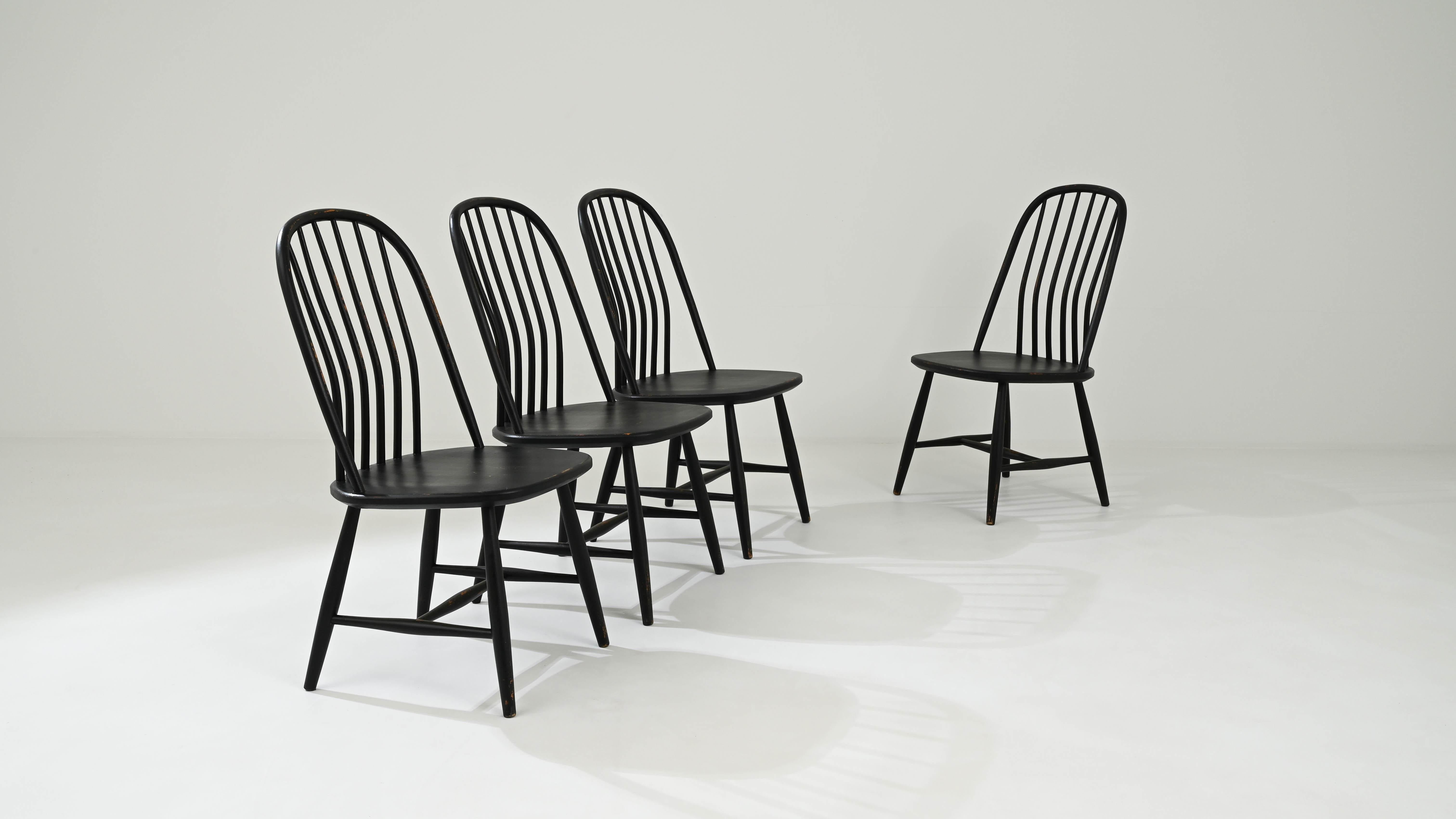 Satz von 4 französischen patinierten schwarzen Esszimmerstühlen aus Holz, 20. Jahrhundert im Zustand „Gut“ im Angebot in High Point, NC