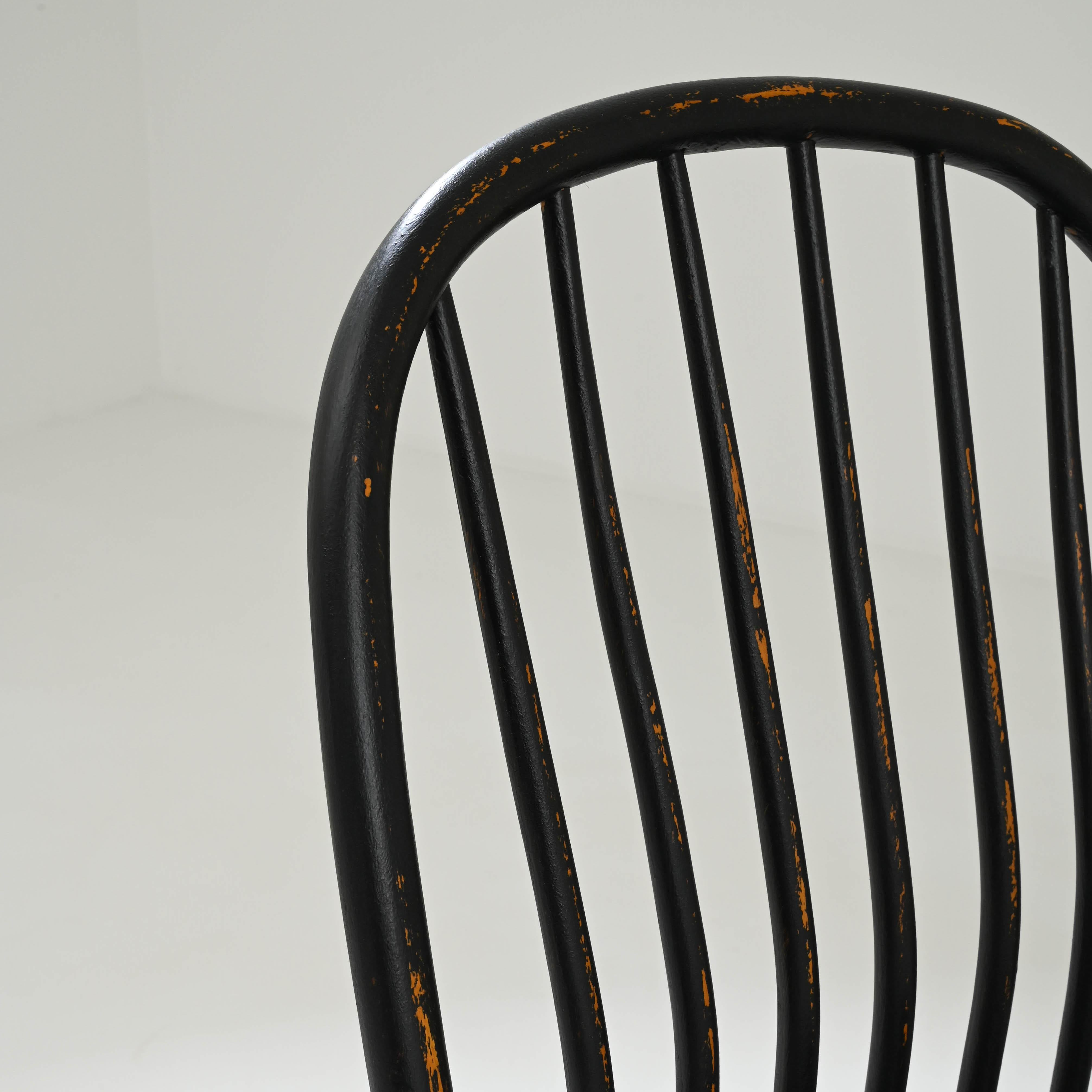 Satz von 4 französischen patinierten schwarzen Esszimmerstühlen aus Holz, 20. Jahrhundert im Angebot 1