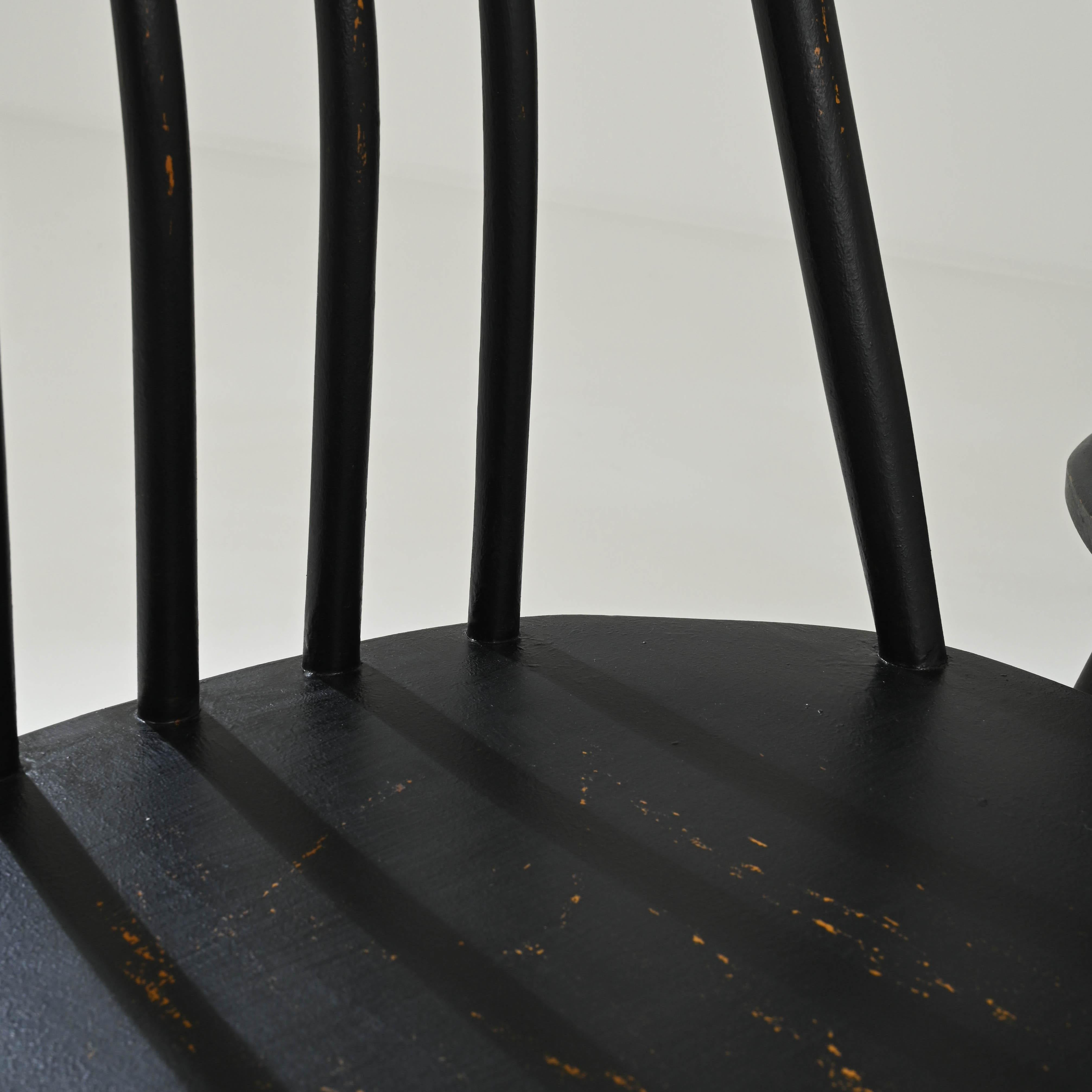 Satz von 4 französischen patinierten schwarzen Esszimmerstühlen aus Holz, 20. Jahrhundert im Angebot 4