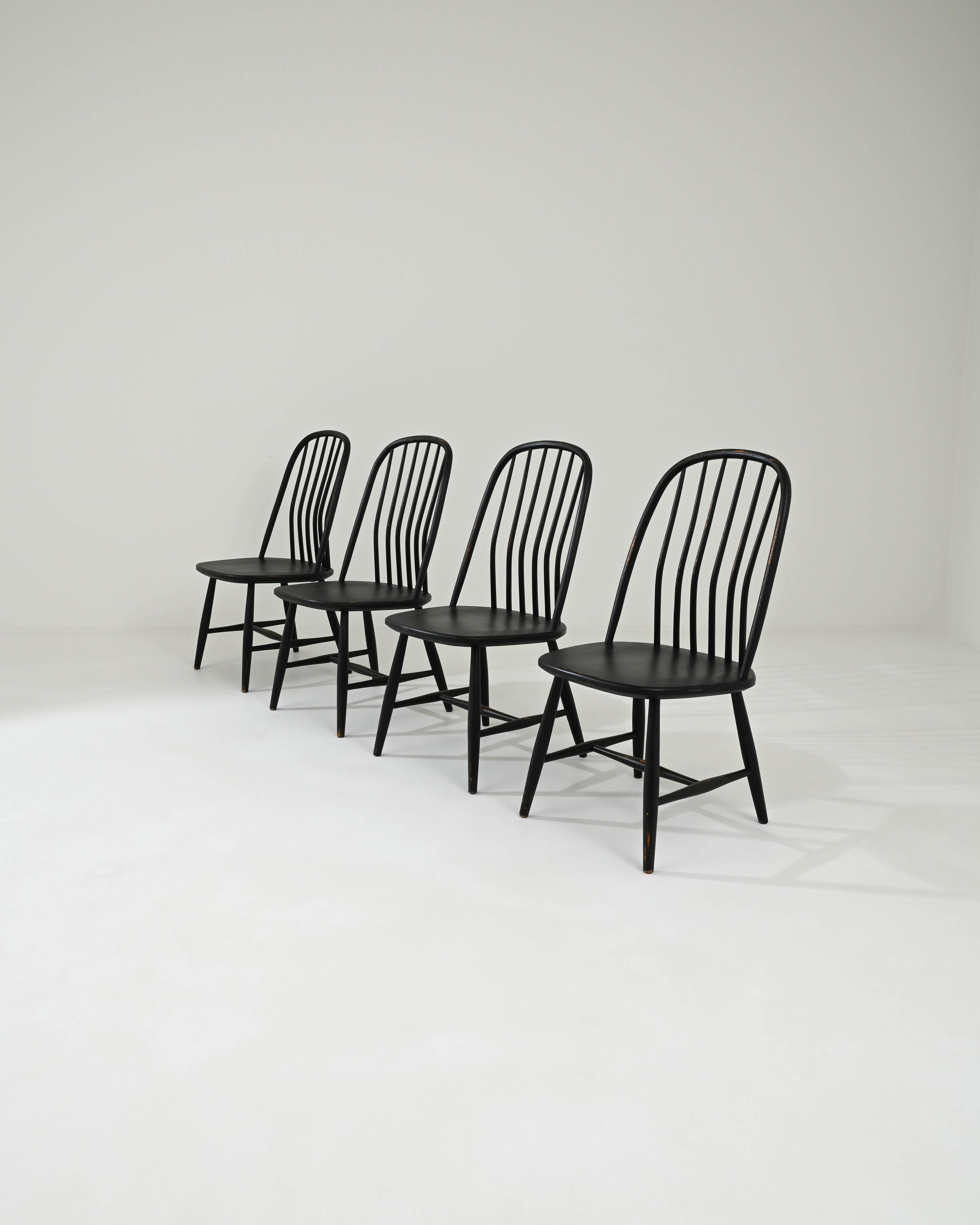 Satz von 4 französischen patinierten schwarzen Esszimmerstühlen aus Holz, 20. Jahrhundert im Angebot 5