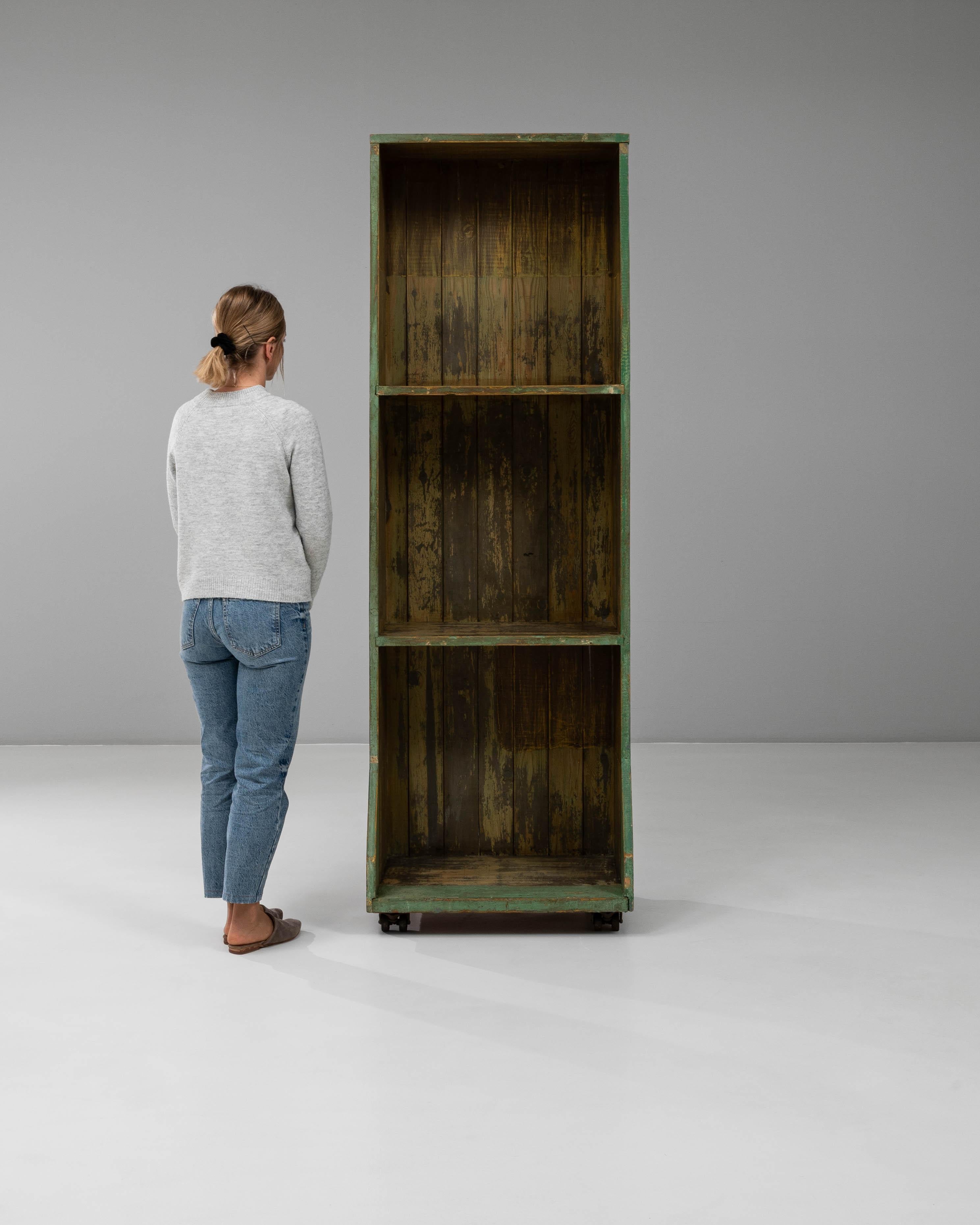 Français Bibliothèque en bois patiné français du 20e siècle en vente