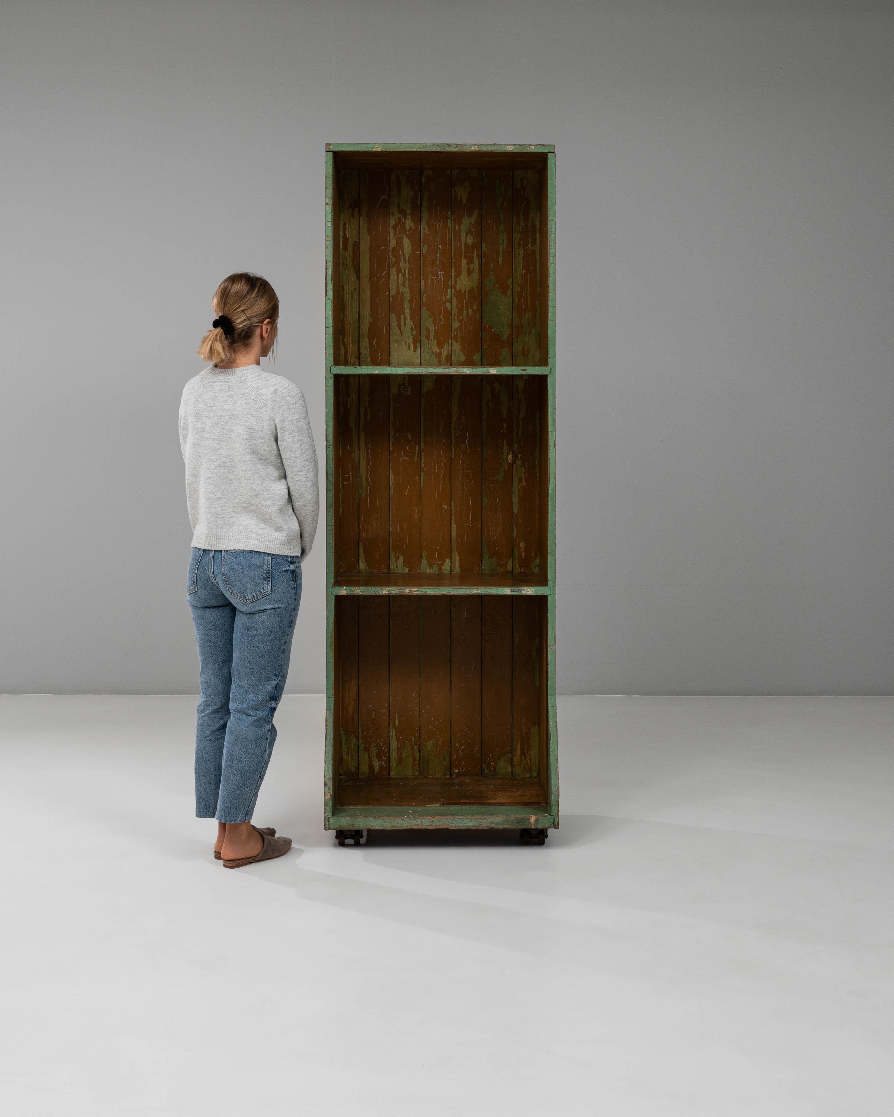Français Bibliothèque en bois patiné français du 20e siècle en vente