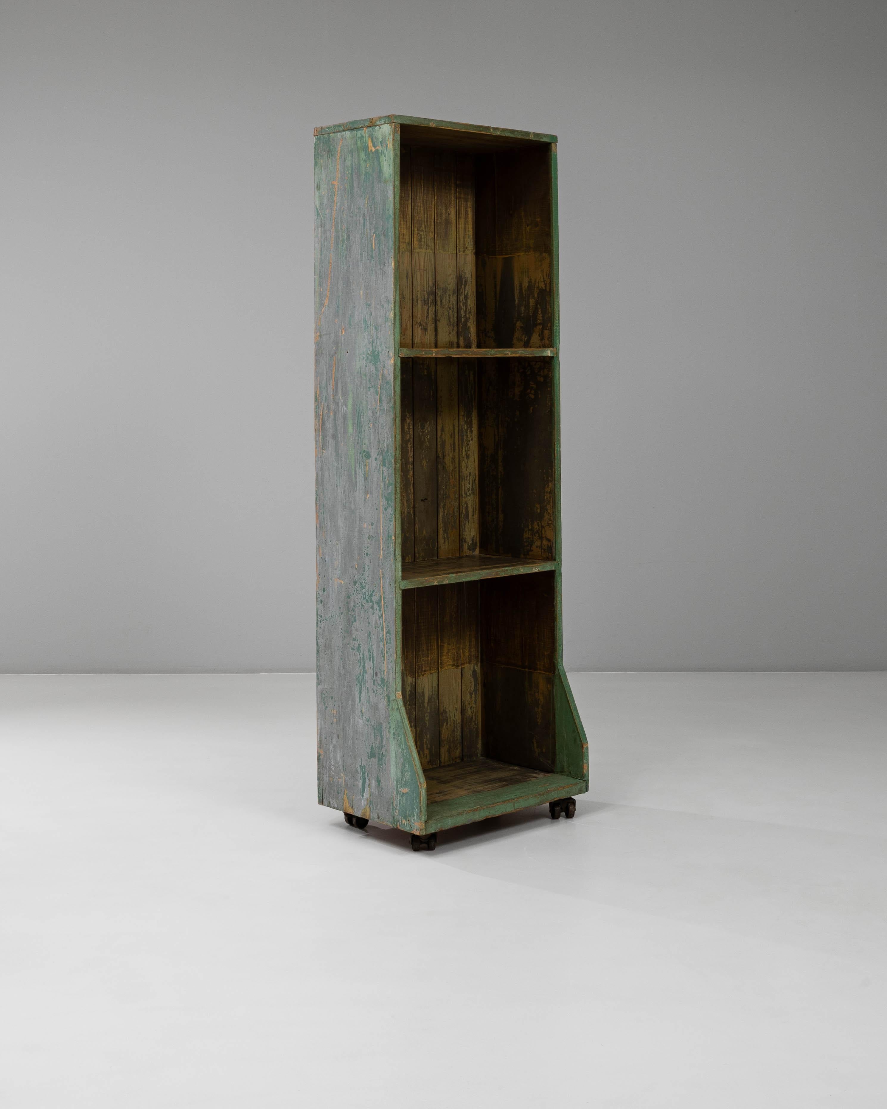 Patiné Bibliothèque en bois patiné français du 20e siècle en vente