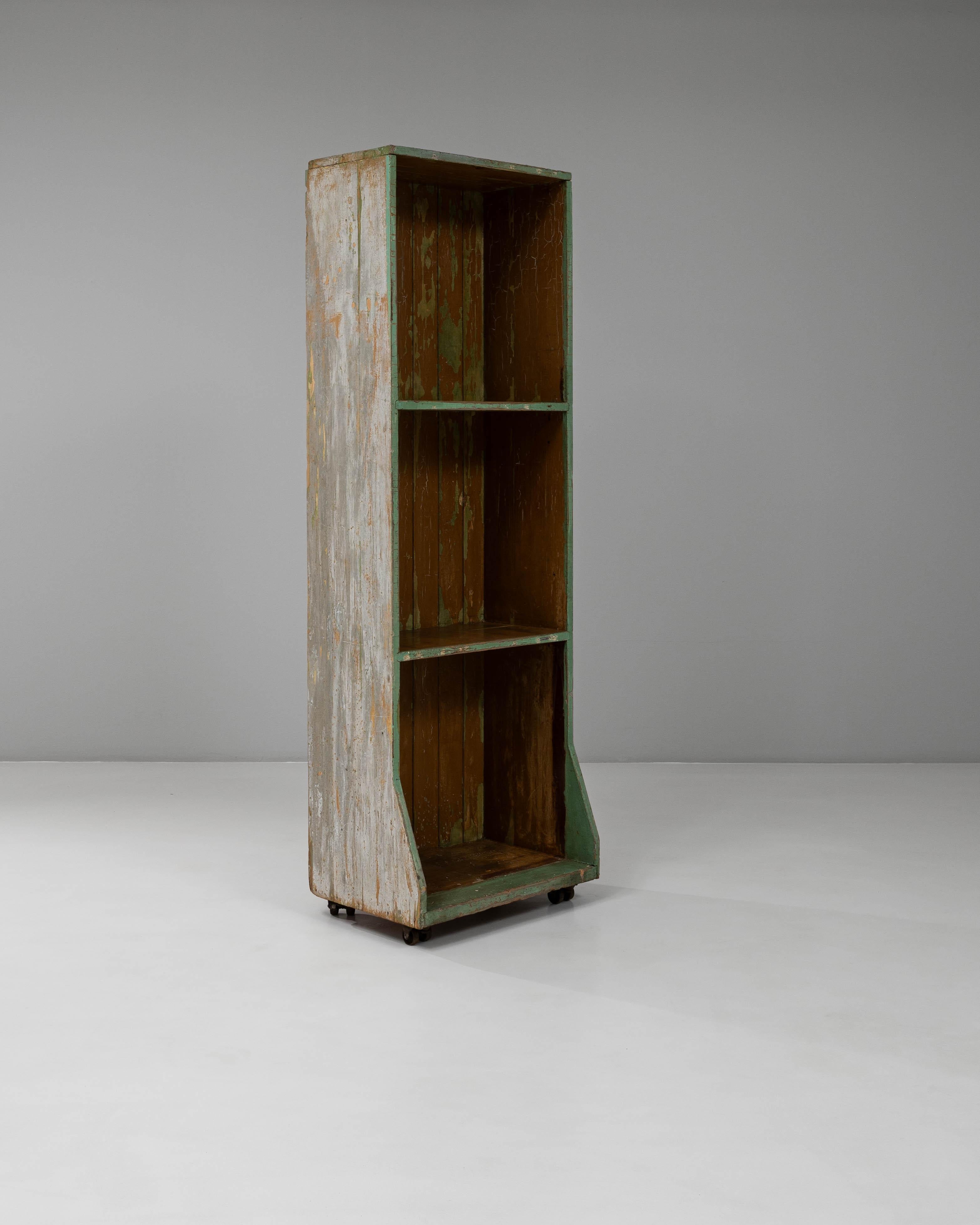 Patiné Bibliothèque en bois patiné français du 20e siècle en vente