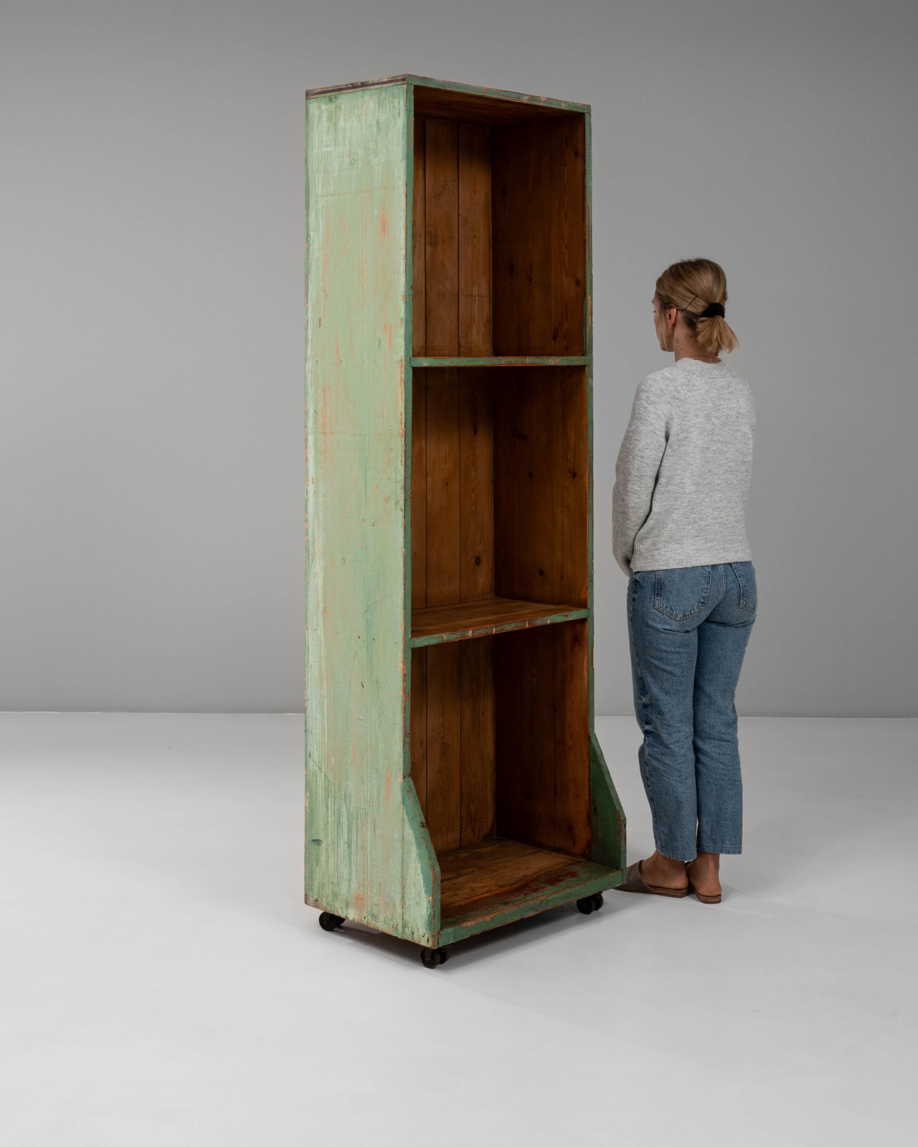 Libreria francese in Wood patinato del XX secolo In condizioni buone in vendita a High Point, NC