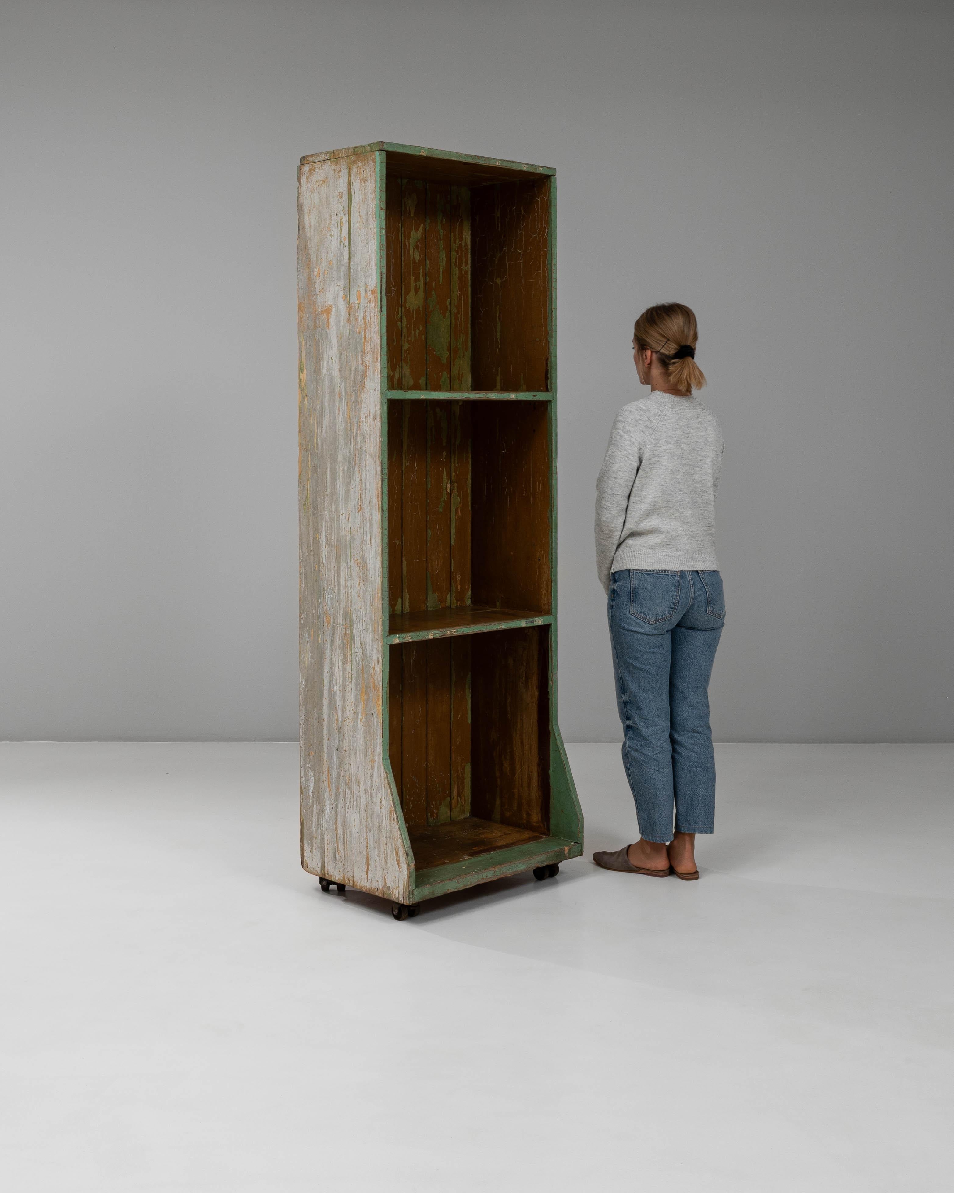 Bibliothèque en bois patiné français du 20e siècle Bon état - En vente à High Point, NC