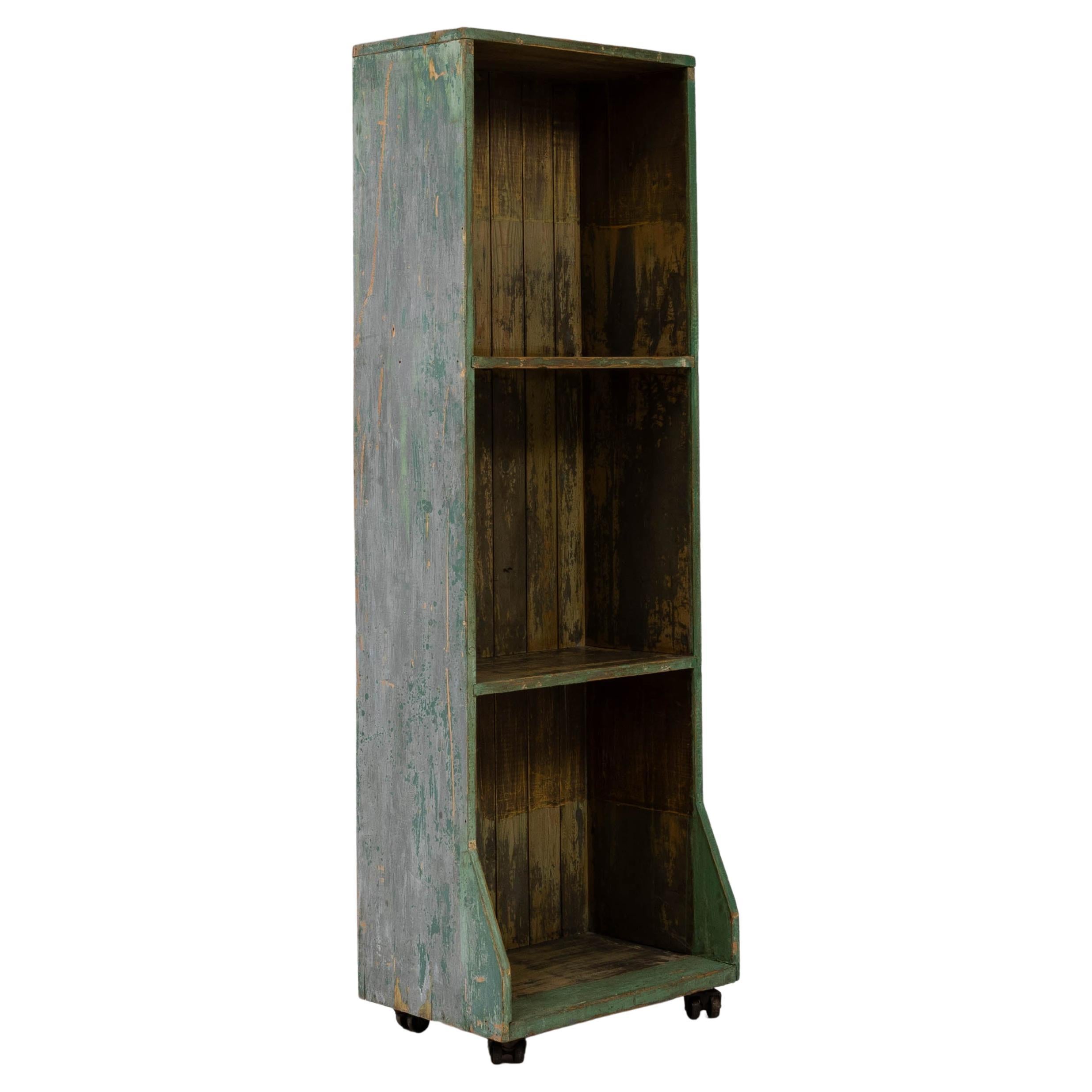 Bibliothèque en bois patiné français du 20e siècle en vente