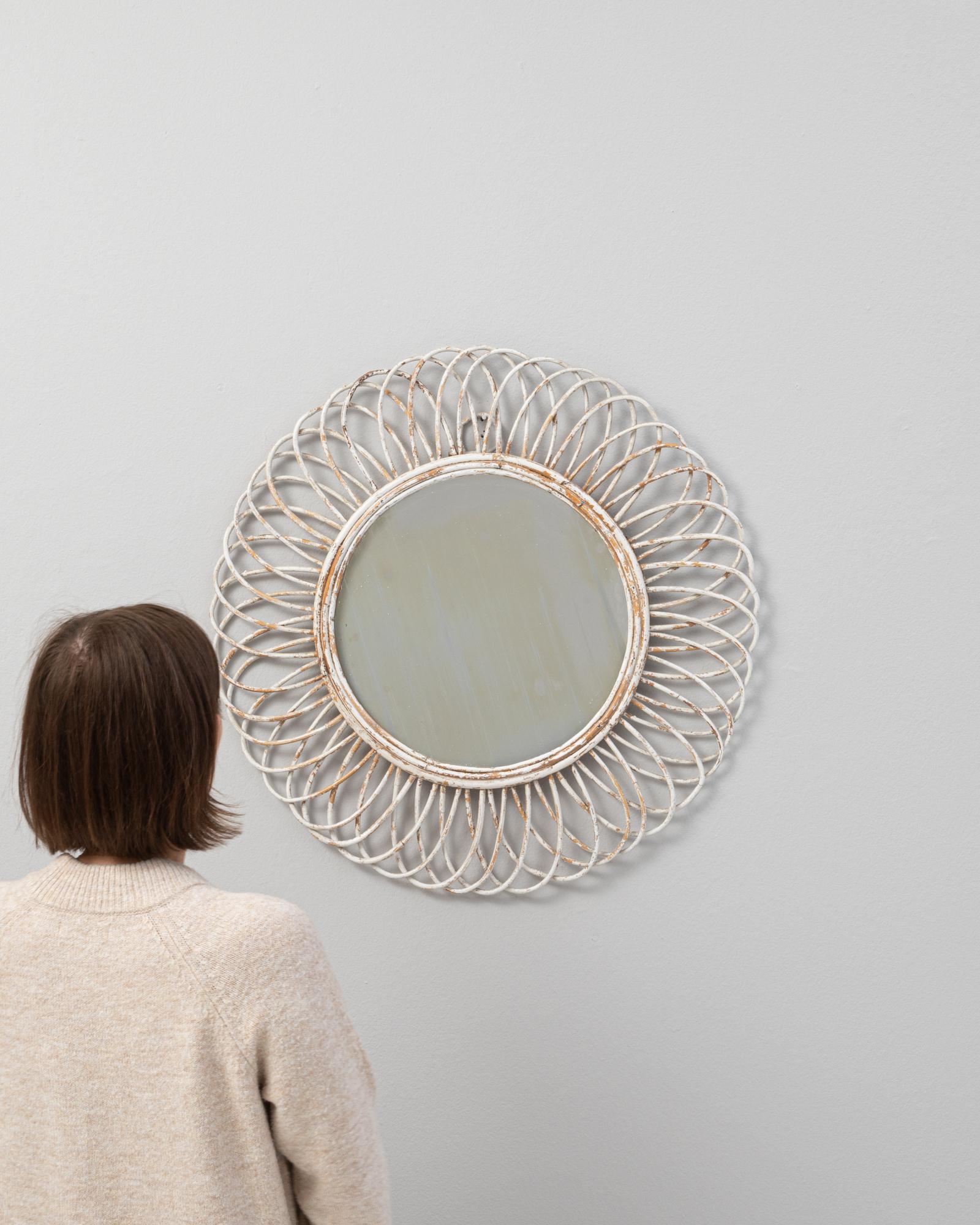 Ornez votre demeure avec la sophistication sereine de ce miroir patiné blanc en bois français du 20e siècle, une fusion étonnante d'allure vintage et de design chic. Son cadre en bois rayonnant, inspiré du soleil, est gracieusement blanchi à la