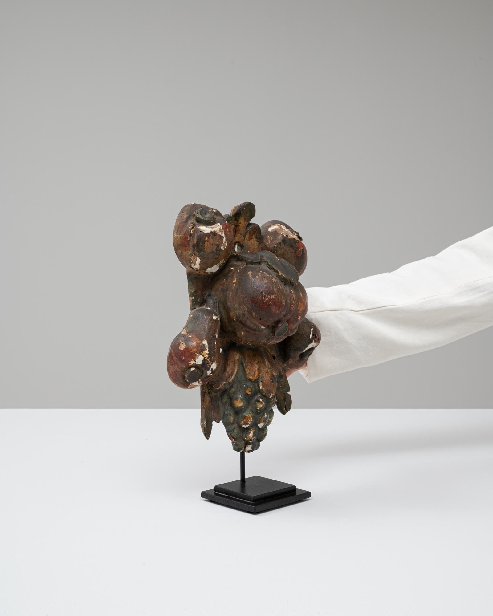 Decorazione barocca in legno del XX secolo su base metallica In condizioni buone in vendita a High Point, NC