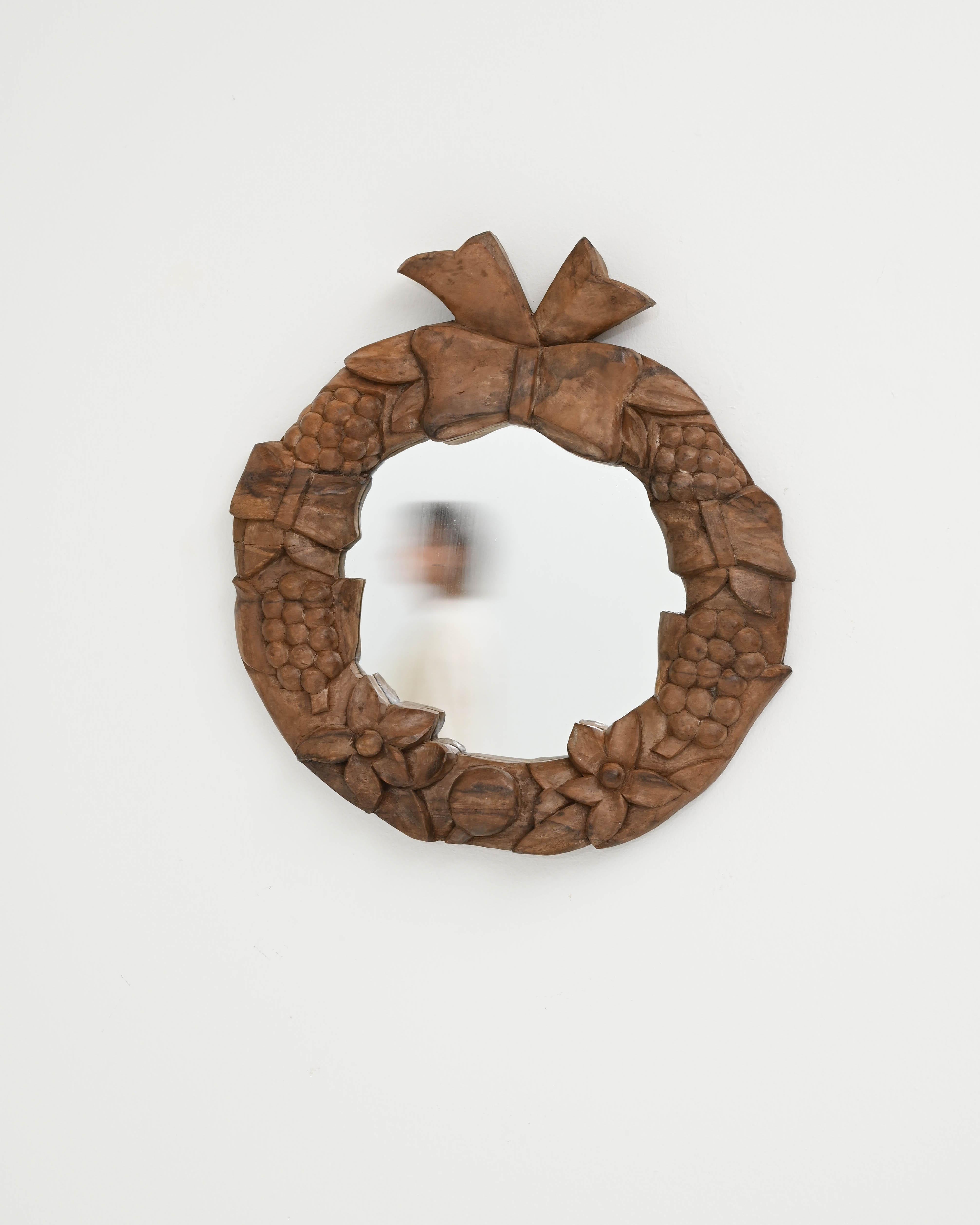 20th Century French Wooden Carved Wreath Wall Mirror In Good Condition For Sale In High Point, NC