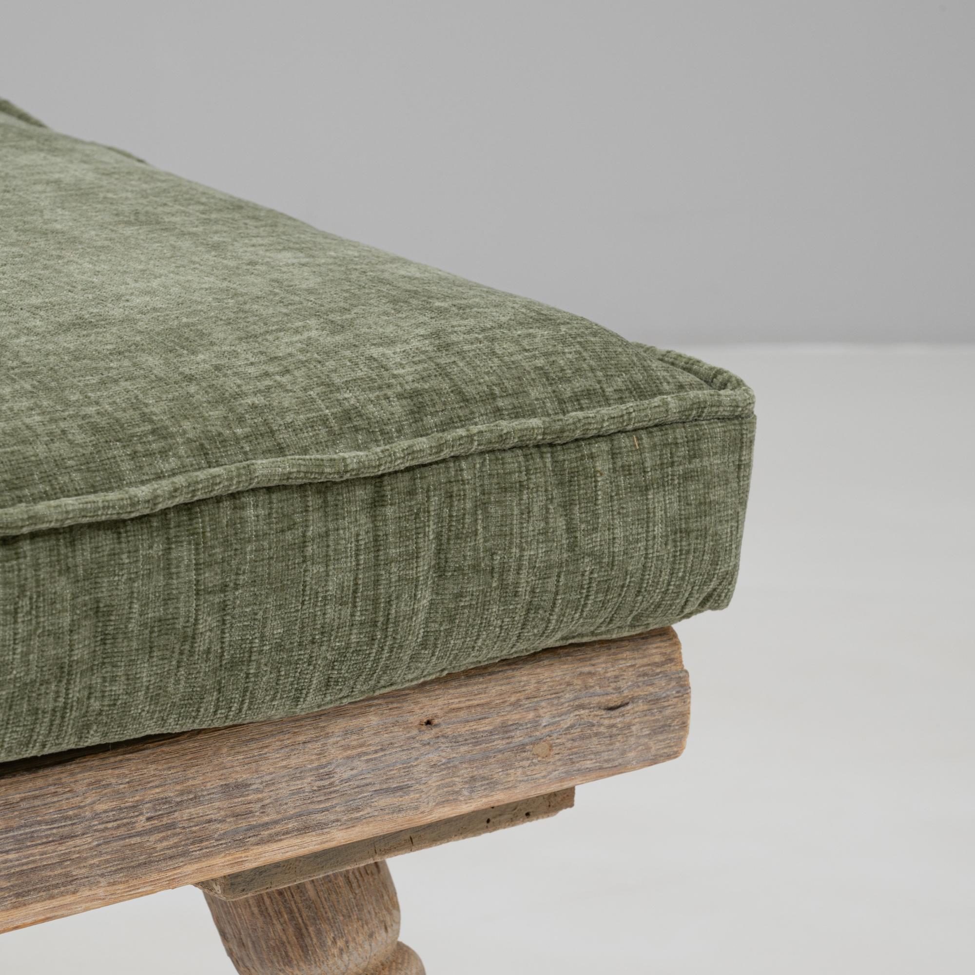 Französischer Holzstuhl des 20. Jahrhunderts mit gepolstertem Sitzkissen im Angebot 8