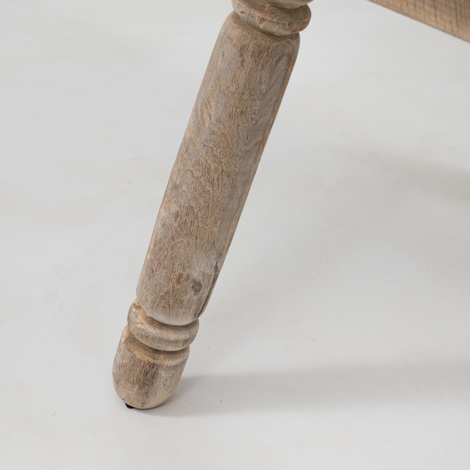 Französischer Holzstuhl des 20. Jahrhunderts mit gepolstertem Sitzkissen im Angebot 9