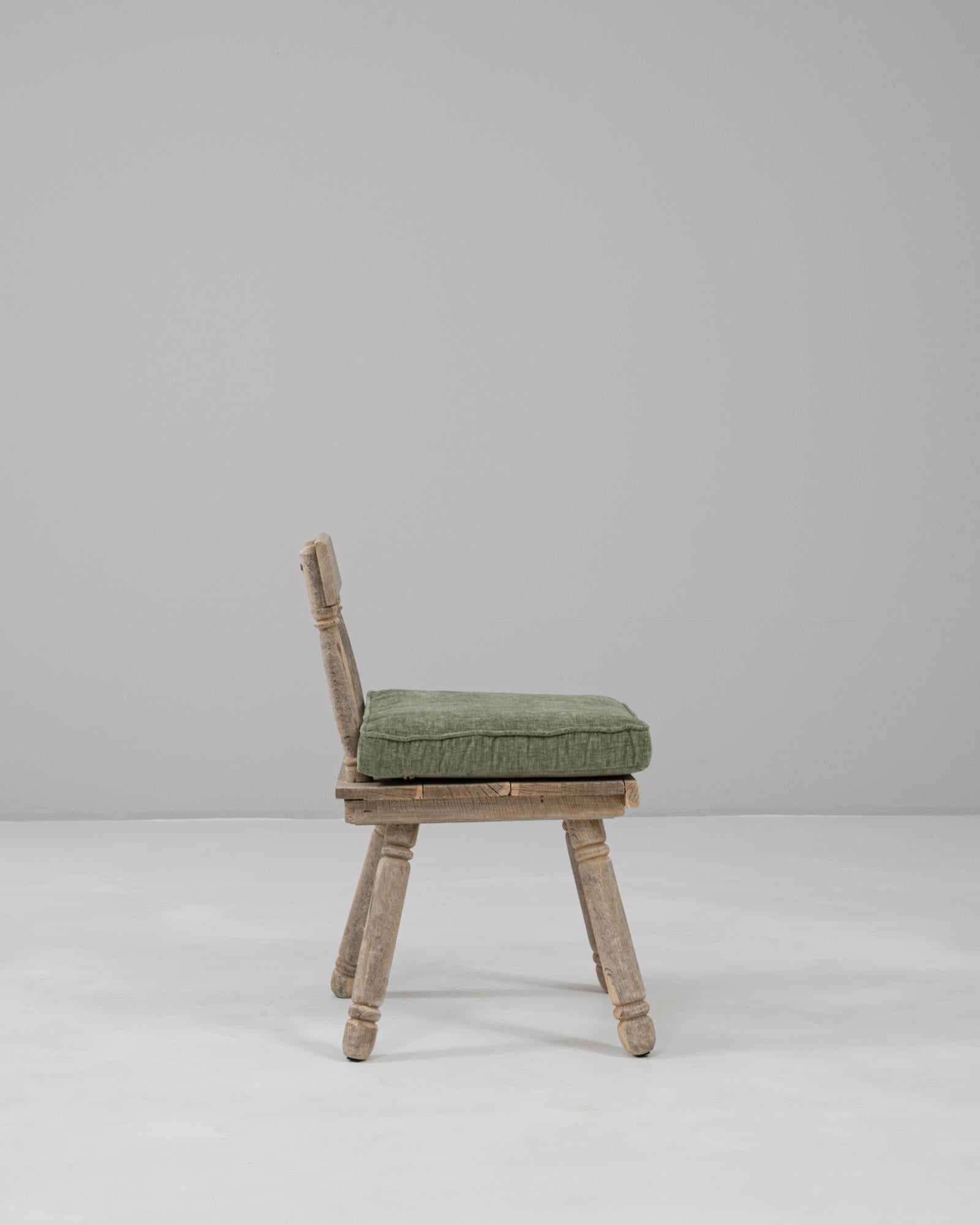 Französischer Holzstuhl des 20. Jahrhunderts mit gepolstertem Sitzkissen im Zustand „Gut“ im Angebot in High Point, NC