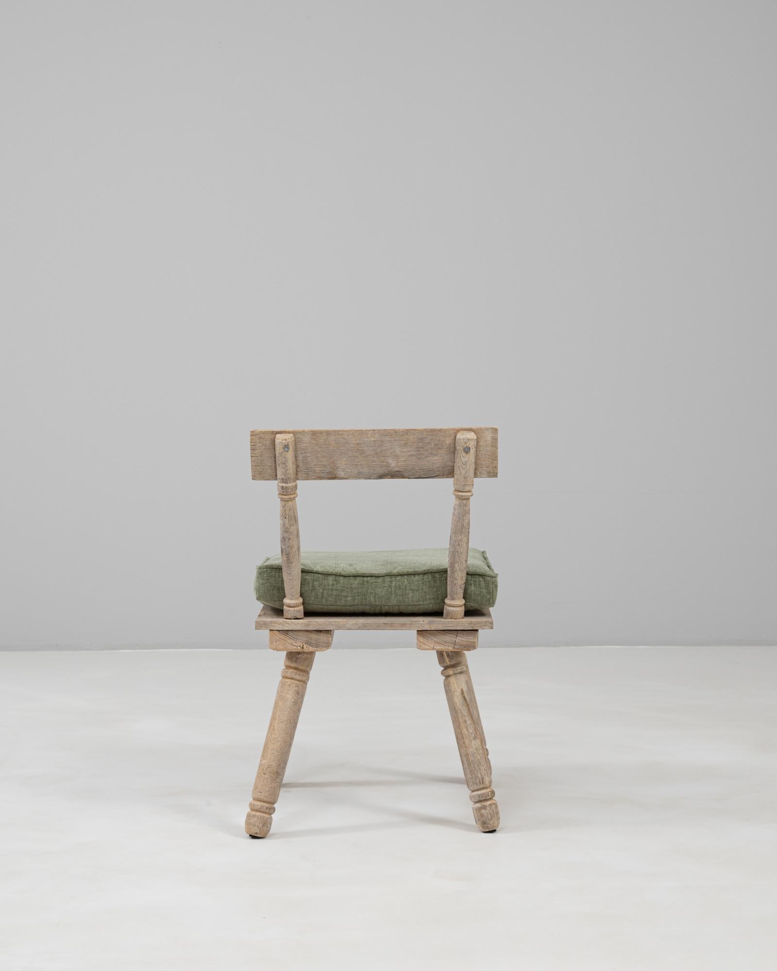 Französischer Holzstuhl des 20. Jahrhunderts mit gepolstertem Sitzkissen (Polster) im Angebot