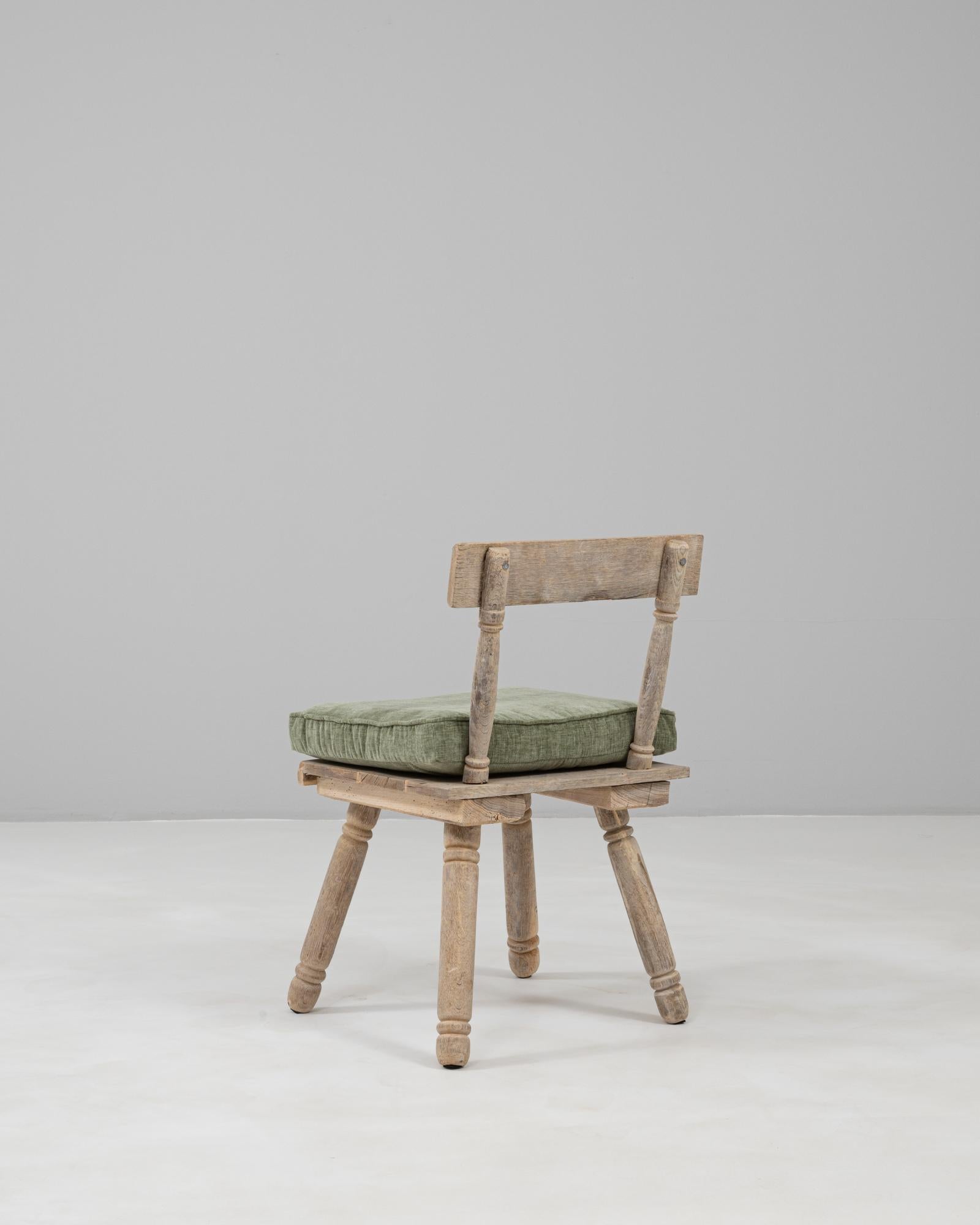 Französischer Holzstuhl des 20. Jahrhunderts mit gepolstertem Sitzkissen im Angebot 1