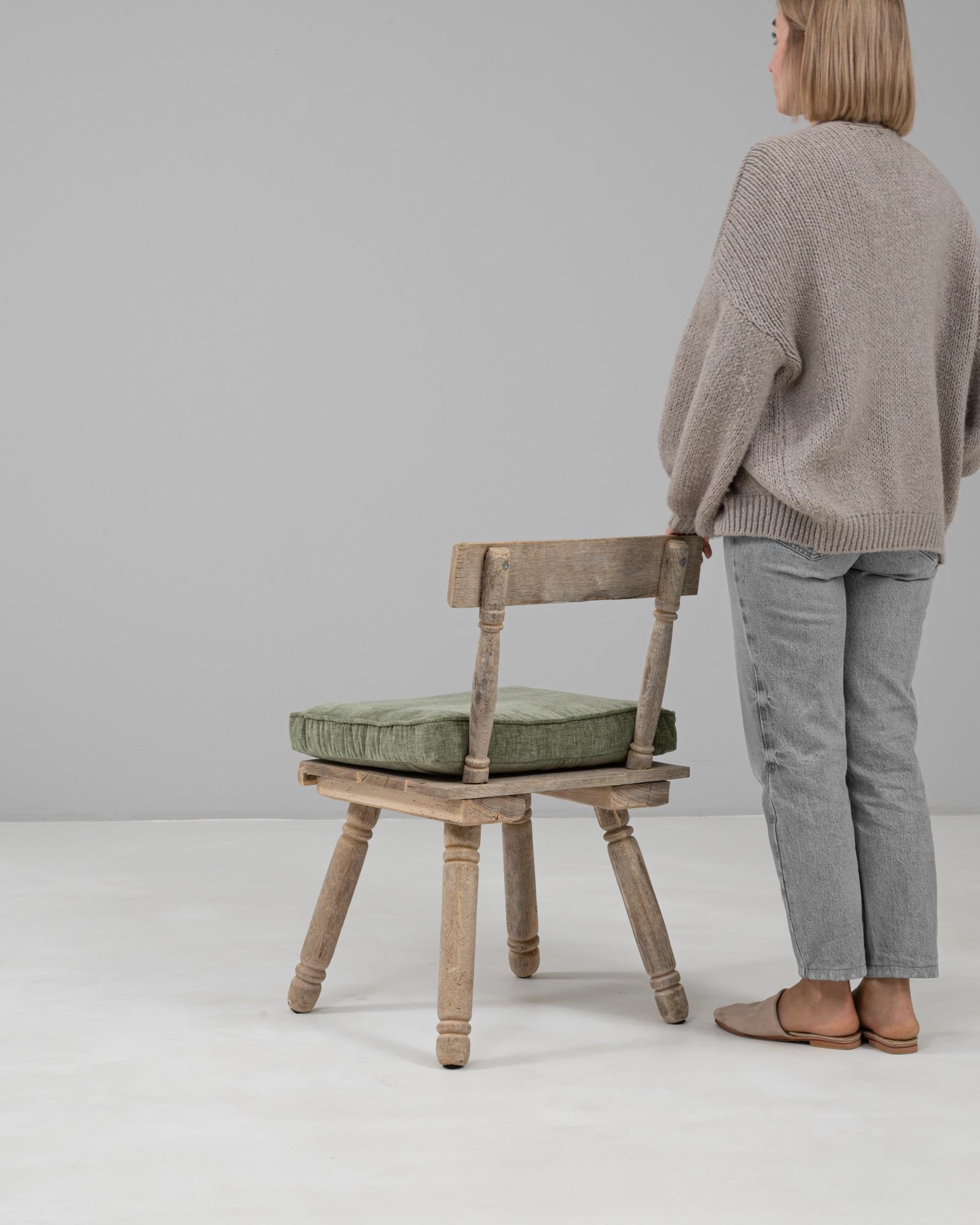 Französischer Holzstuhl des 20. Jahrhunderts mit gepolstertem Sitzkissen im Angebot 2