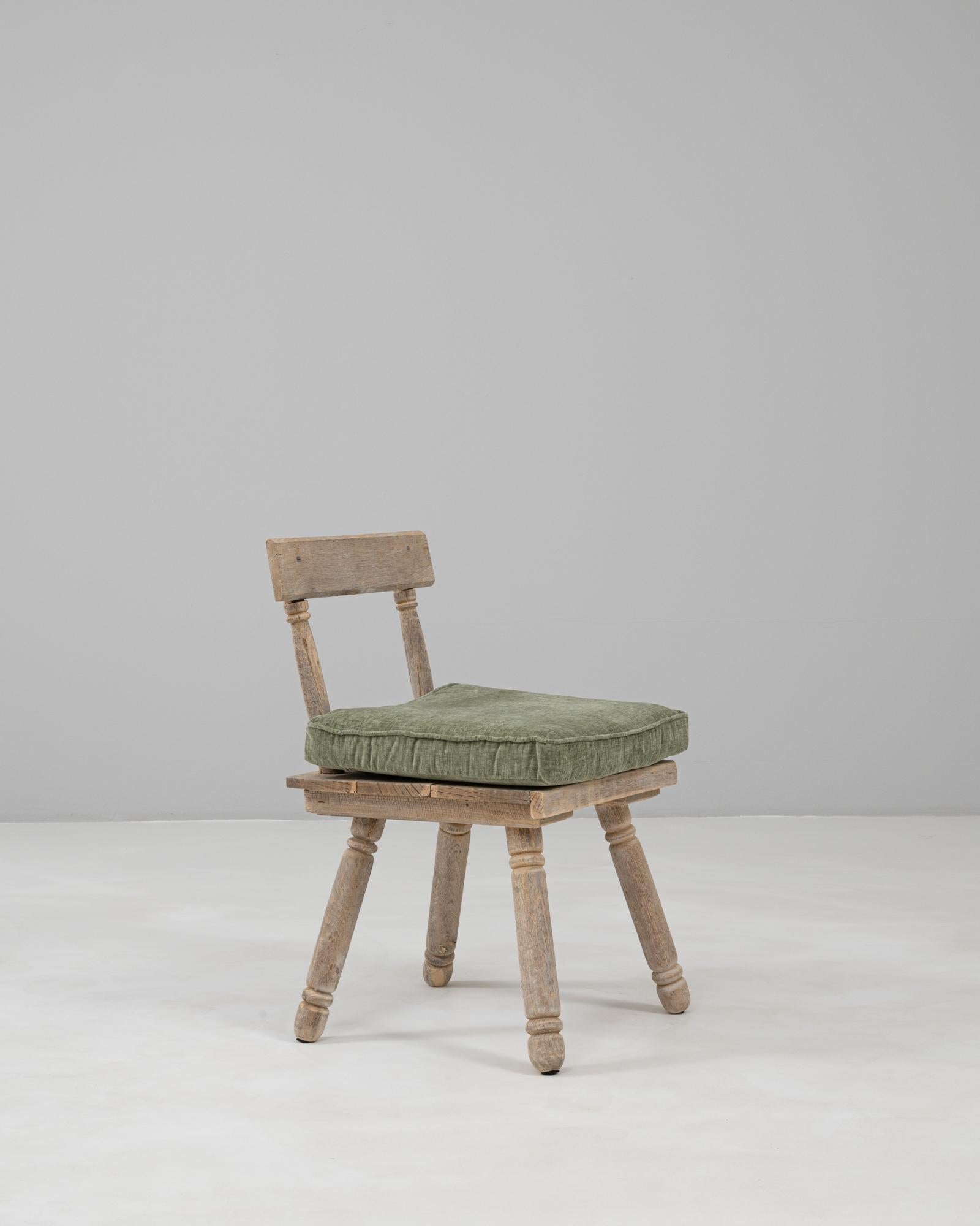 Französischer Holzstuhl des 20. Jahrhunderts mit gepolstertem Sitzkissen im Angebot 4