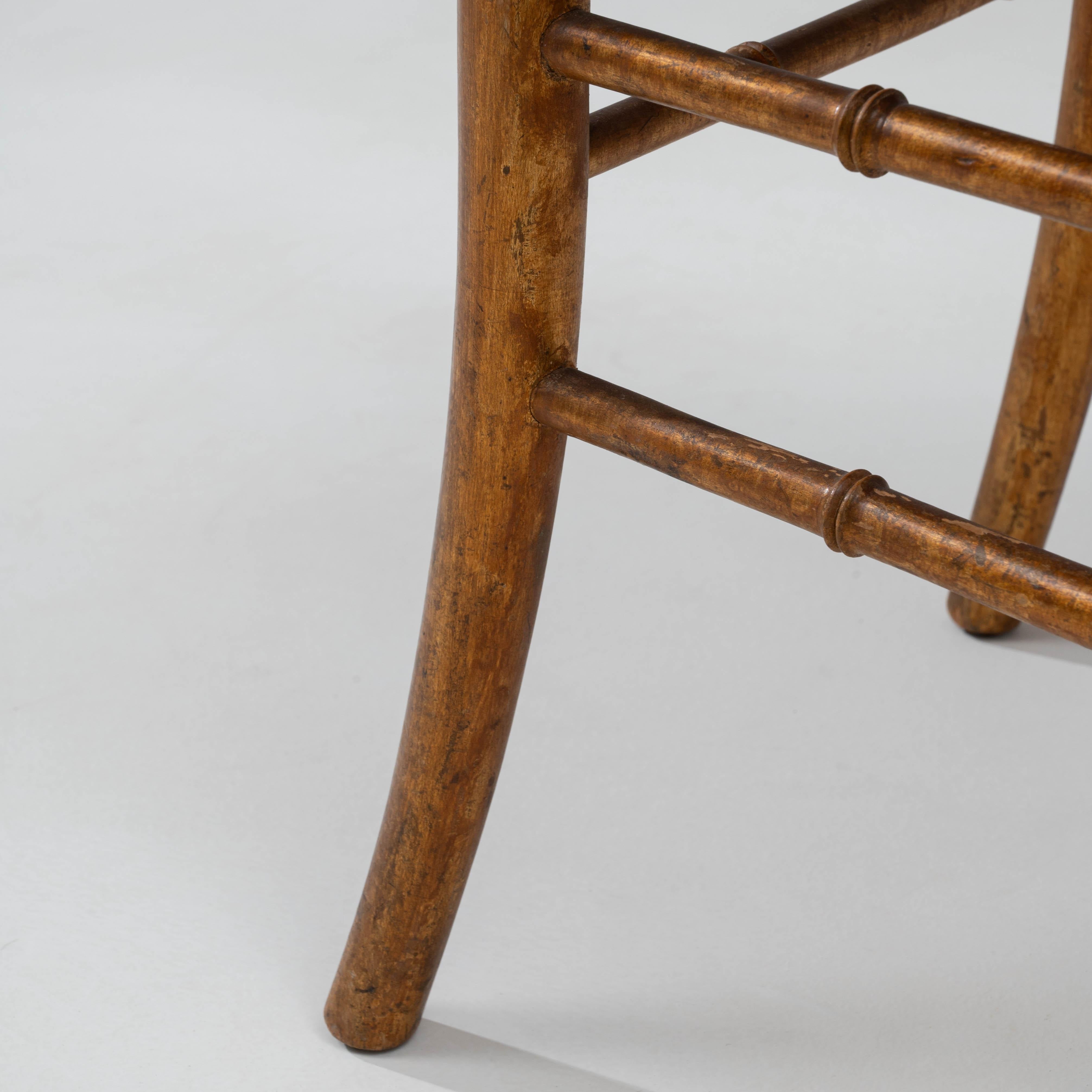 Französischer Holzstuhl des 20. Jahrhunderts mit gepolstertem Sitz im Angebot 8