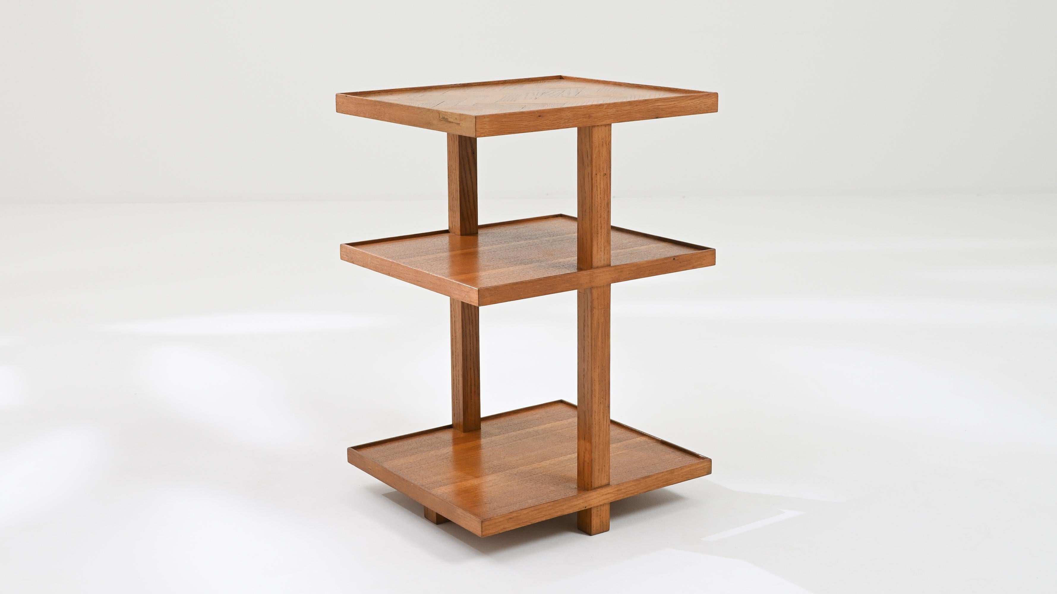 Enrichissez votre espace de vie avec le charme discret d'une table basse en bois français du 20e siècle. Fabriquée dans une couleur bois chaleureuse, cette petite table respire la simplicité et l'élégance. Son design comporte trois étagères, offrant