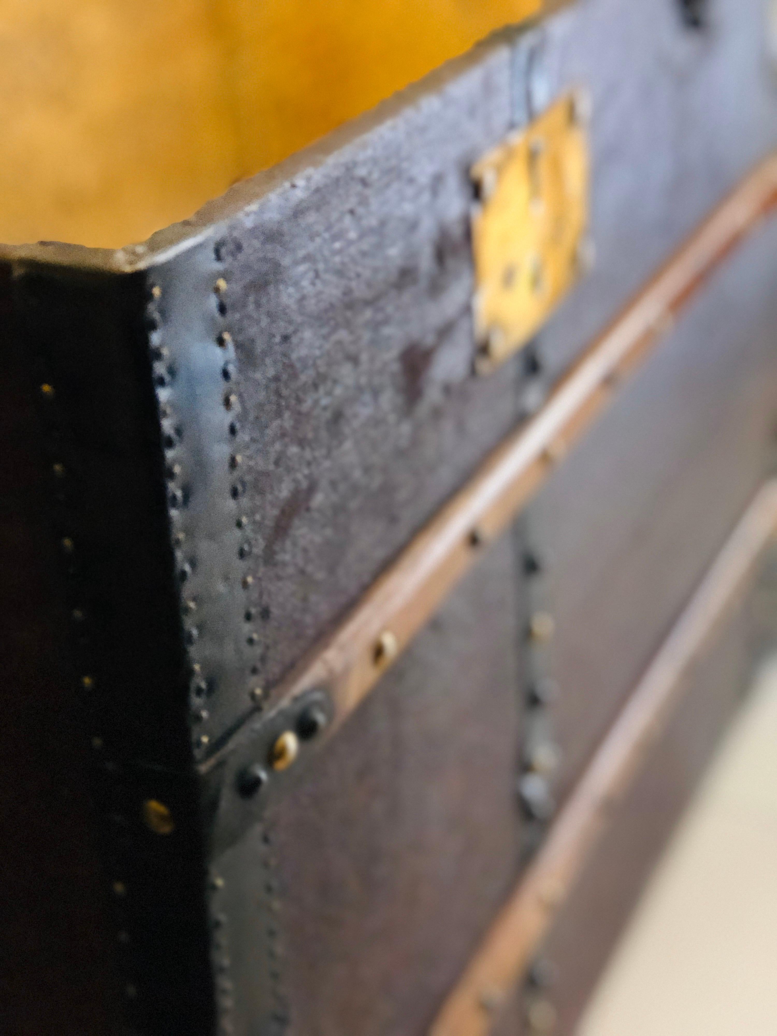 Ferro Forziere o baule in legno francese del XX secolo rivestito in pelle nera in vendita