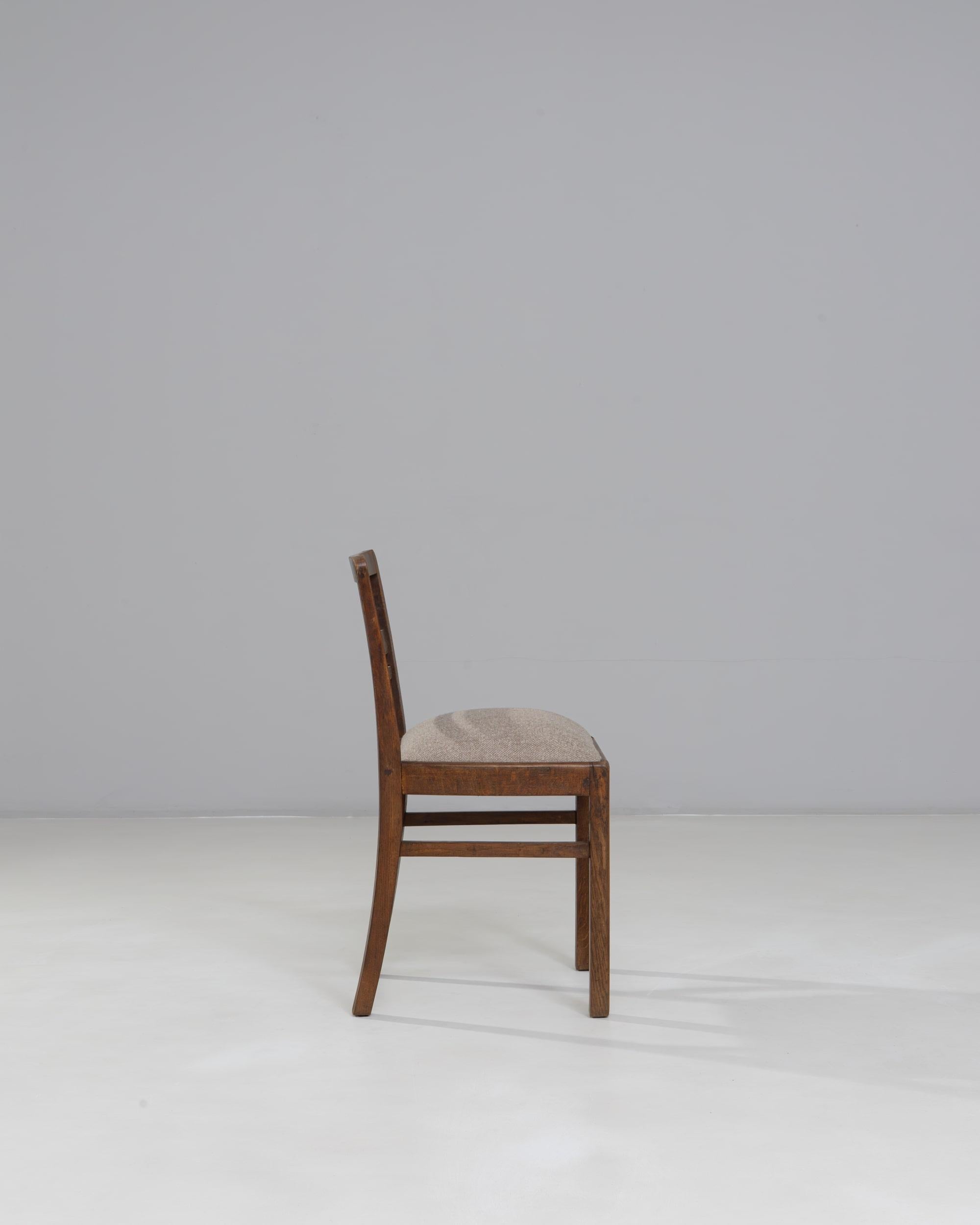 Francese Sedia da pranzo francese del XX secolo in legno con seduta imbottita in vendita