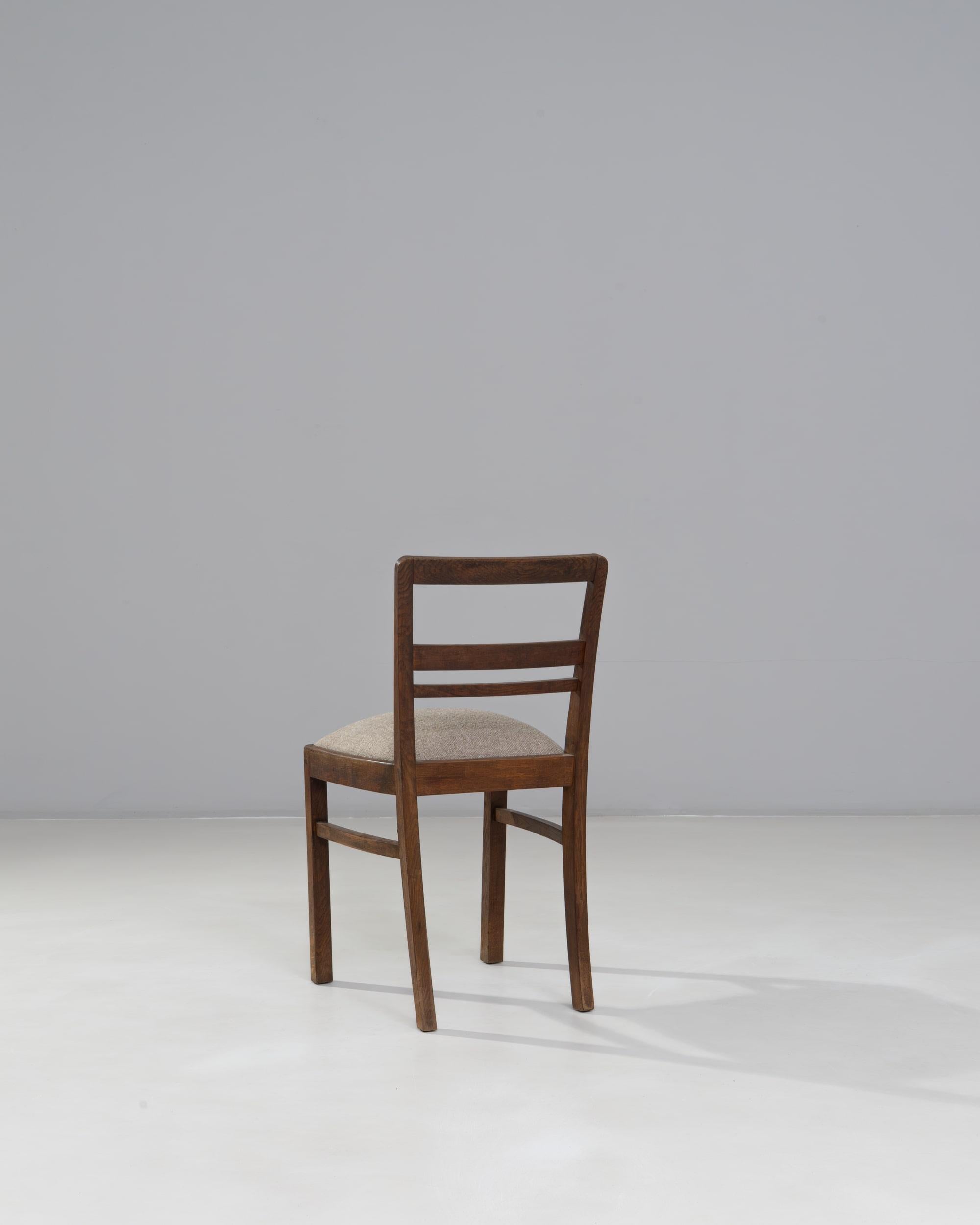 Tappezzeria Sedia da pranzo francese del XX secolo in legno con seduta imbottita in vendita