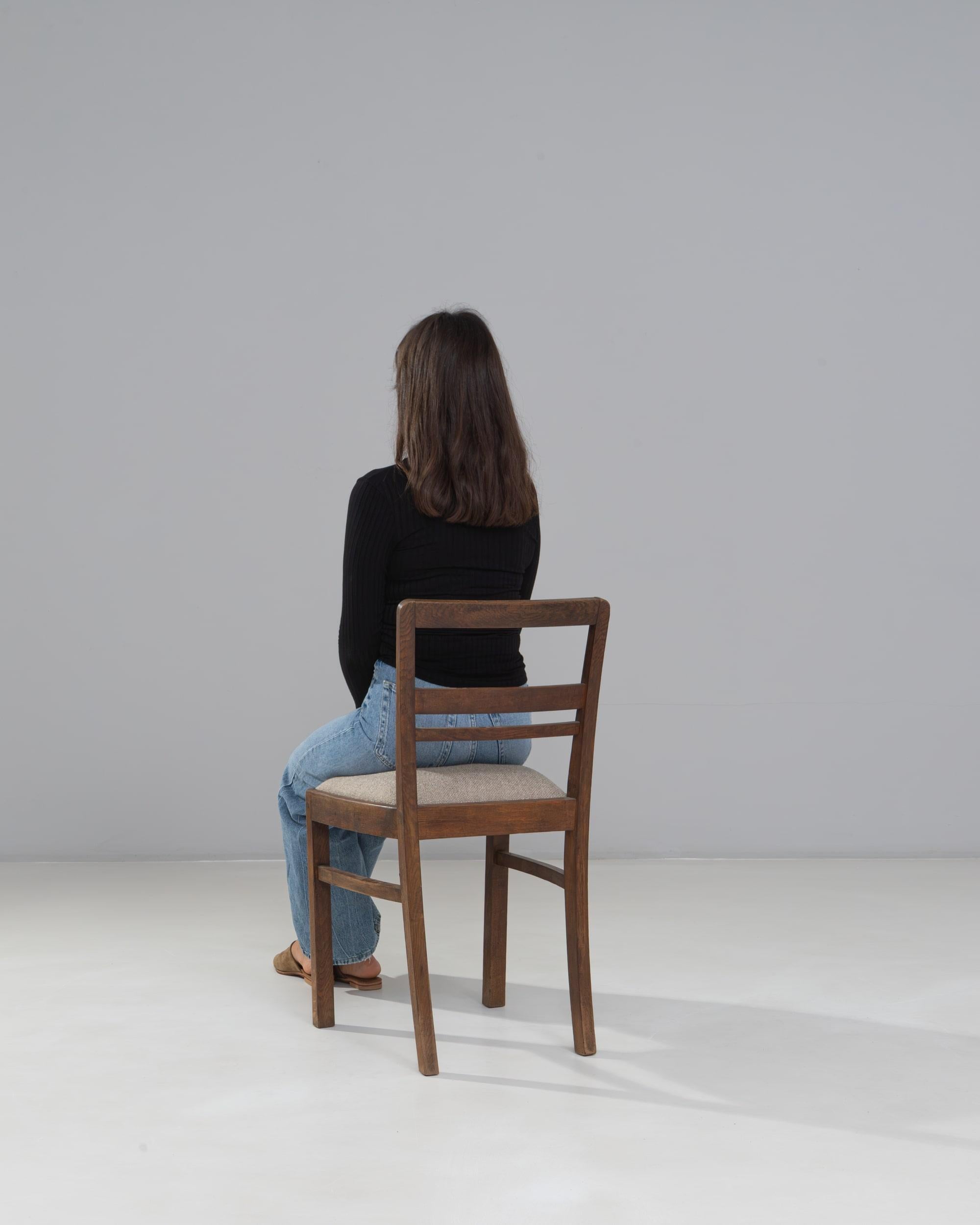 Sedia da pranzo francese del XX secolo in legno con seduta imbottita in vendita 2