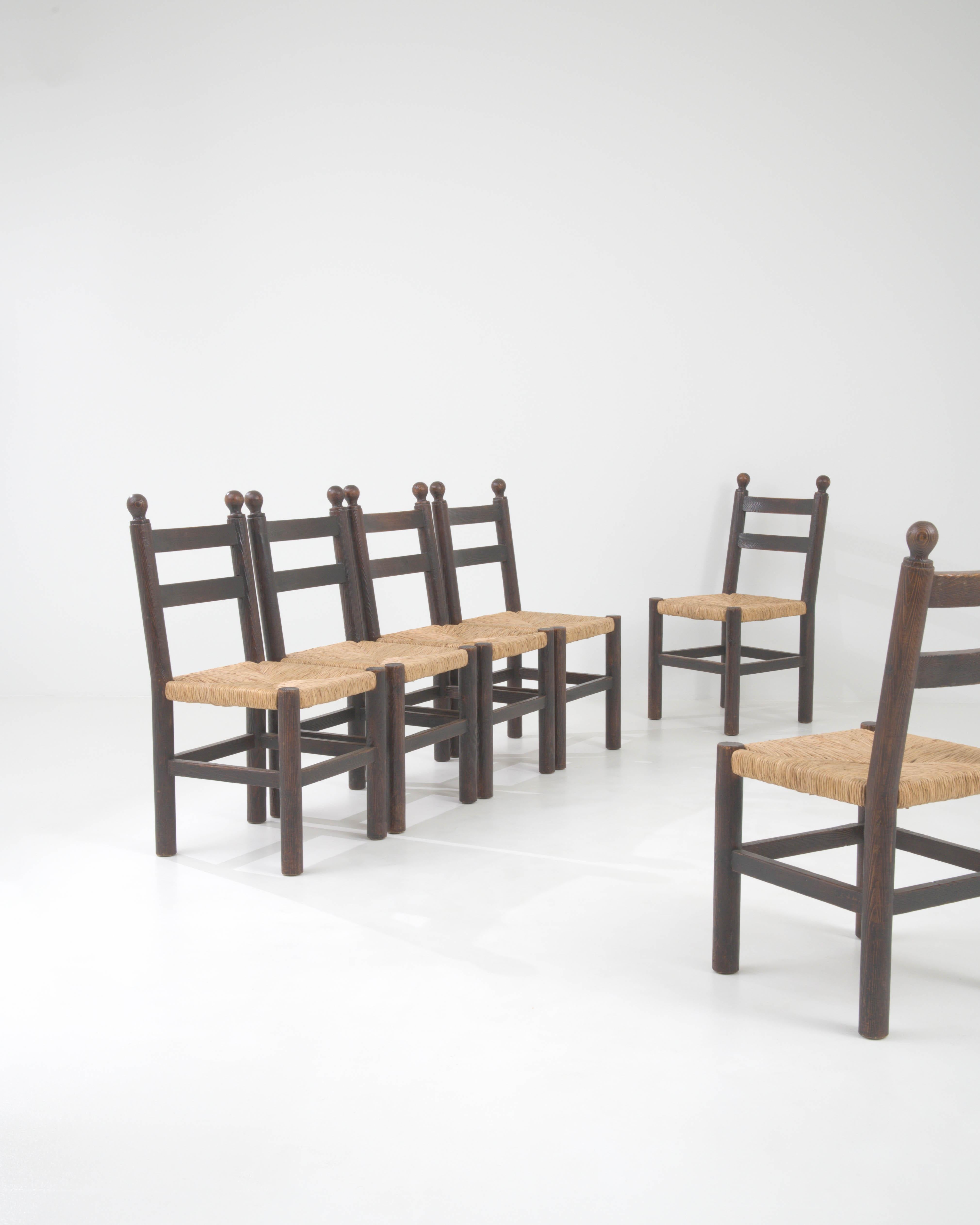 Französische Holz-Esszimmerstühle des 20. Jahrhunderts mit Korbweide-Sitzen, 6er-Set im Zustand „Gut“ im Angebot in High Point, NC