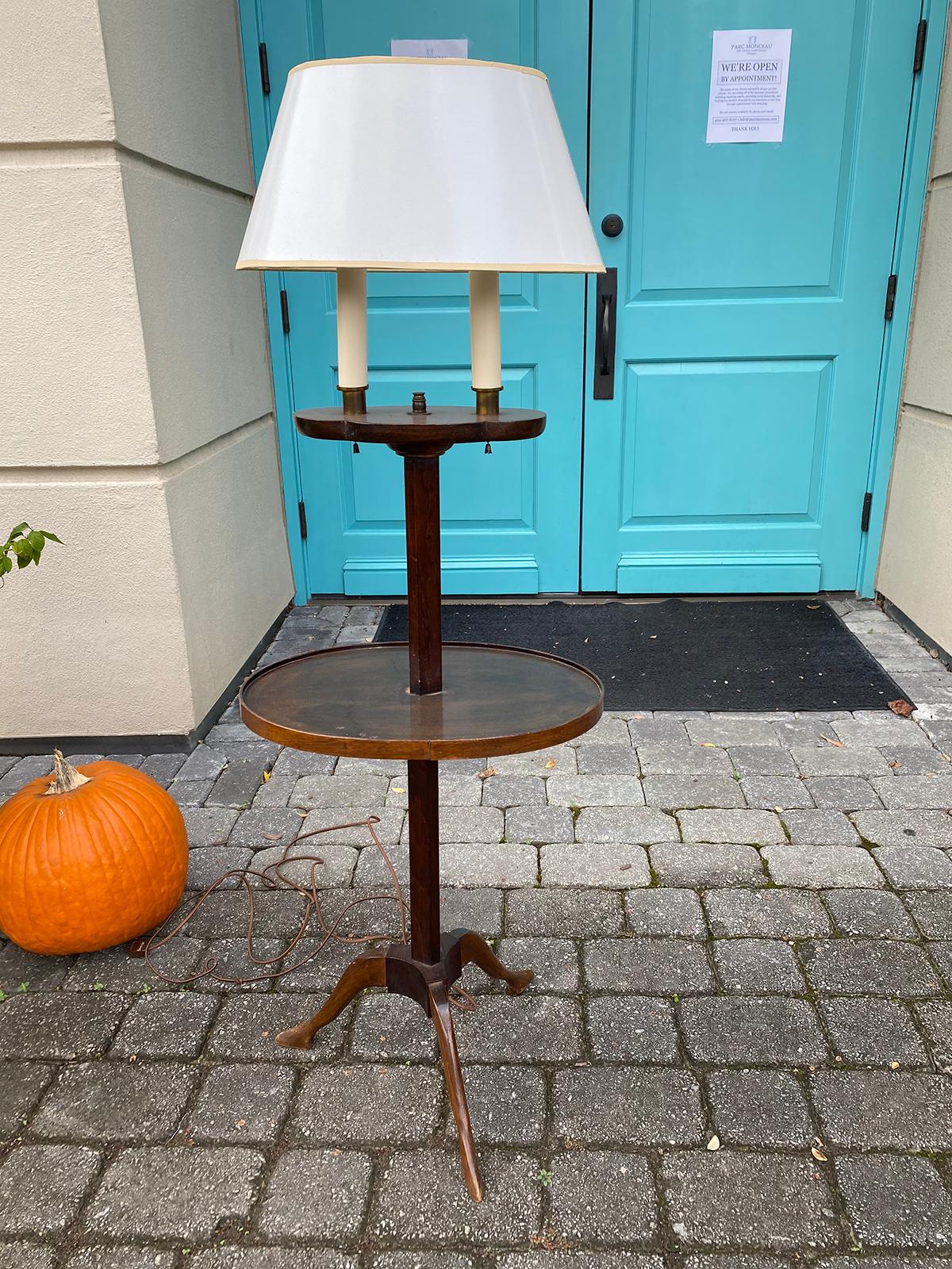 20th century French wooden floor lamp with table
New wiring
Measures: Table height 22.75