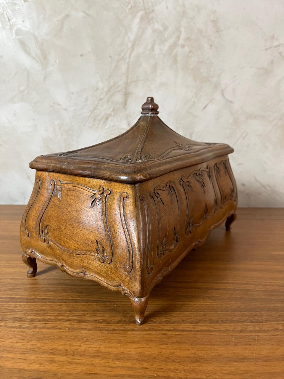 20. Jahrhundert Französisch Holzschmuck Boxe, 1940er Jahre (Mitte des 20. Jahrhunderts) im Angebot