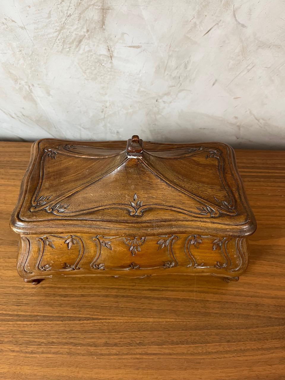 20. Jahrhundert Französisch Holzschmuck Boxe, 1940er Jahre im Angebot 2