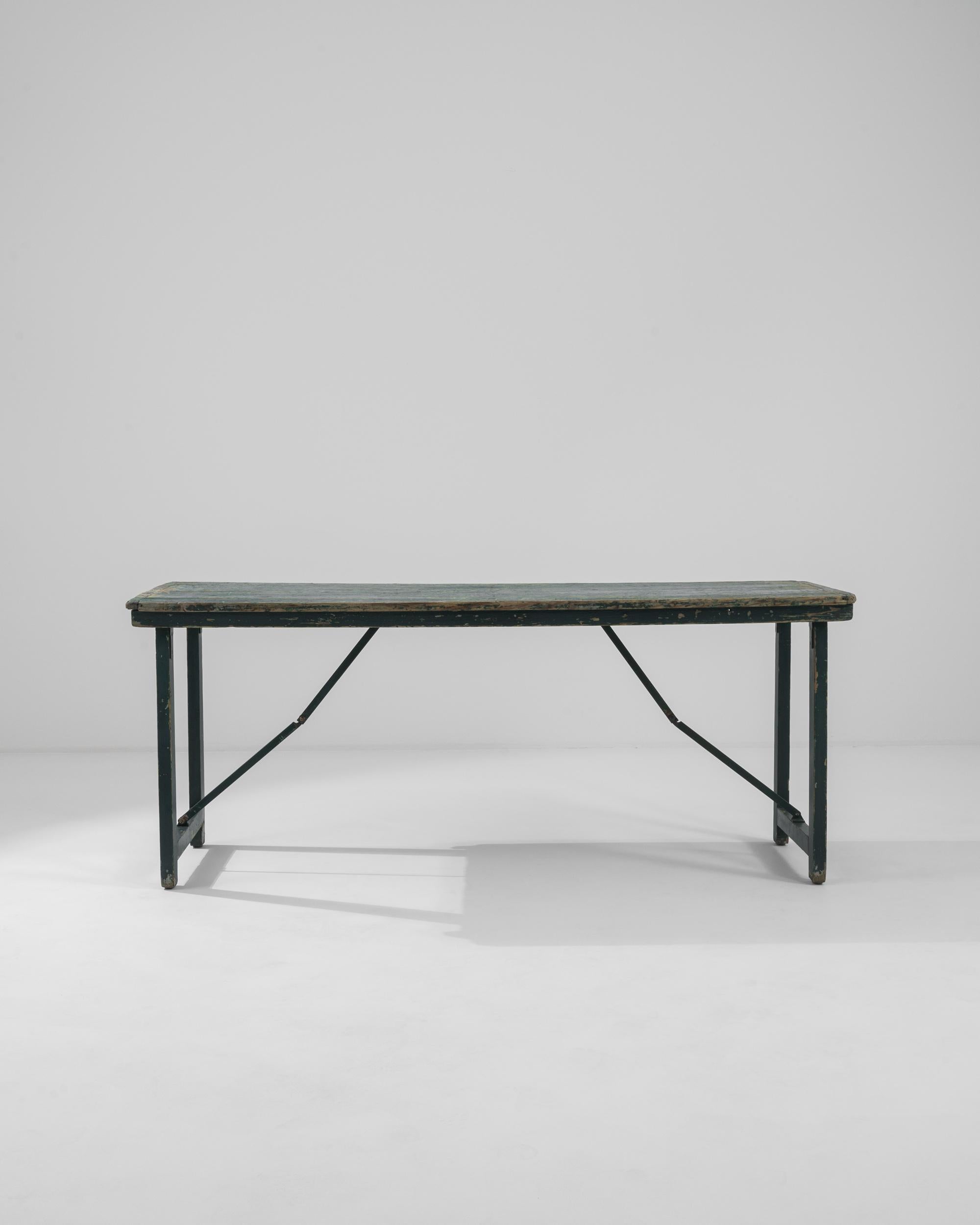 Rustique Table pliante en bois patiné français du 20e siècle en vente