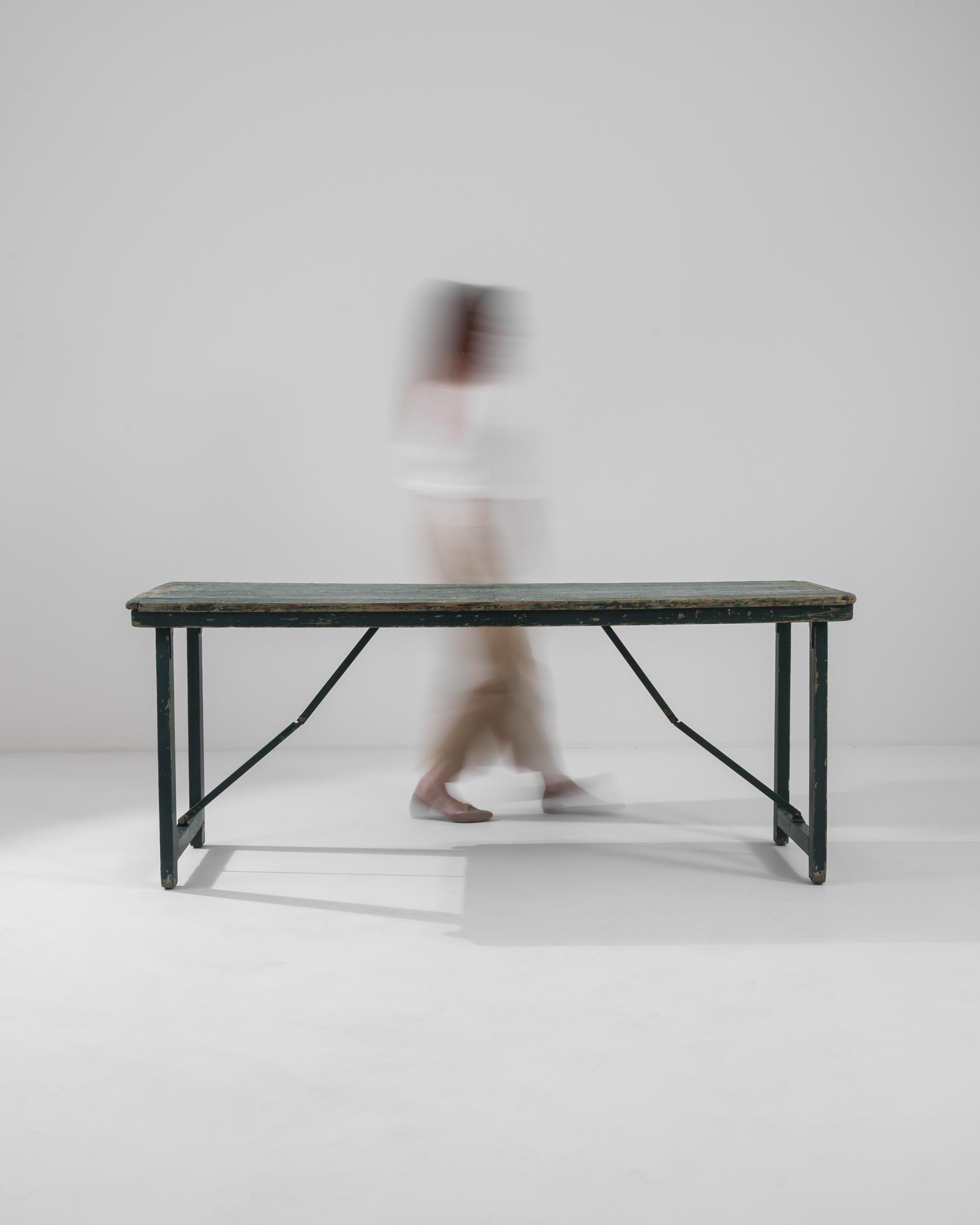 Français Table pliante en bois patiné français du 20e siècle en vente