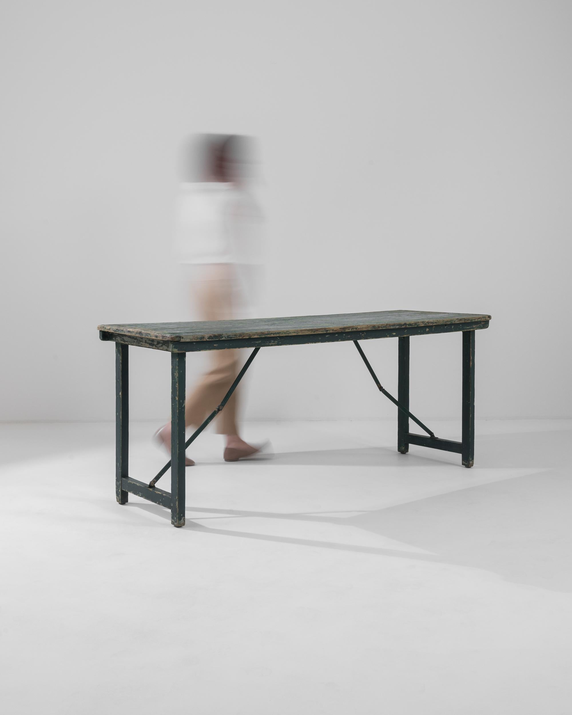 Patiné Table pliante en bois patiné français du 20e siècle en vente