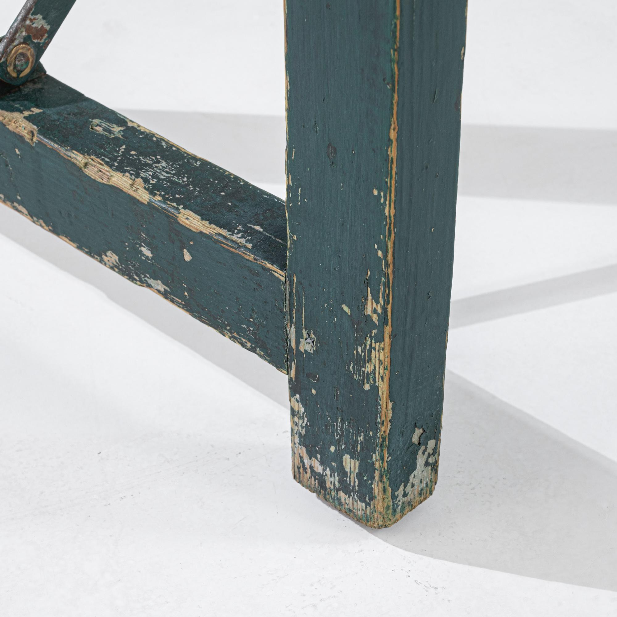 Table pliante en bois patiné français du 20e siècle en vente 1