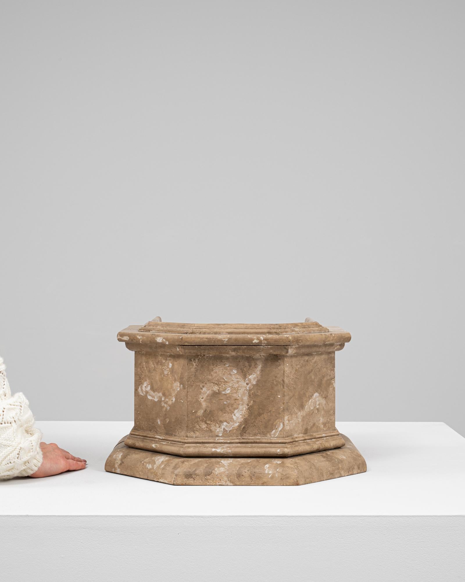 Français The Pedestal en bois français du 20e siècle en vente