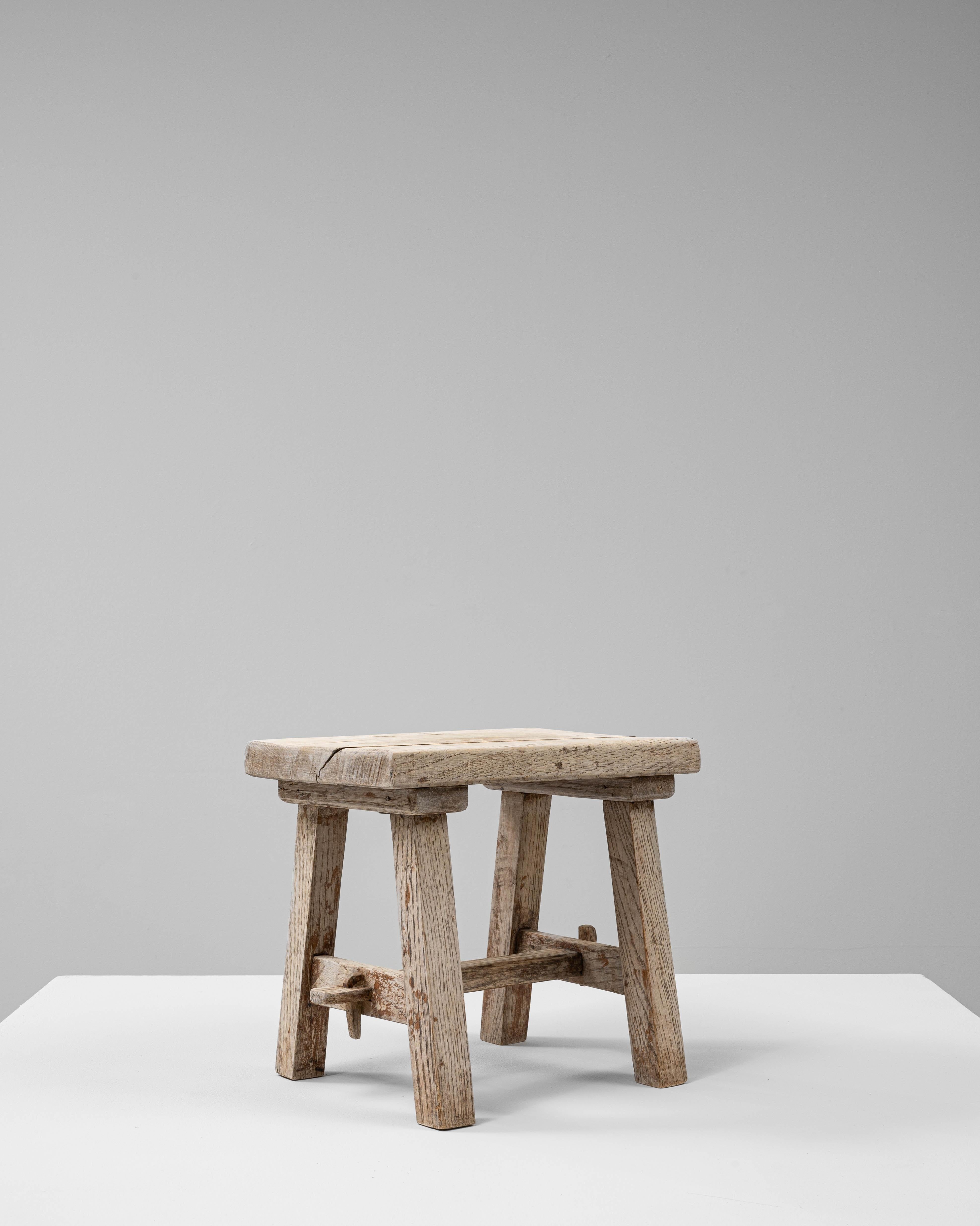 Pedestal de madera francés del siglo XX en Bueno estado para la venta en High Point, NC