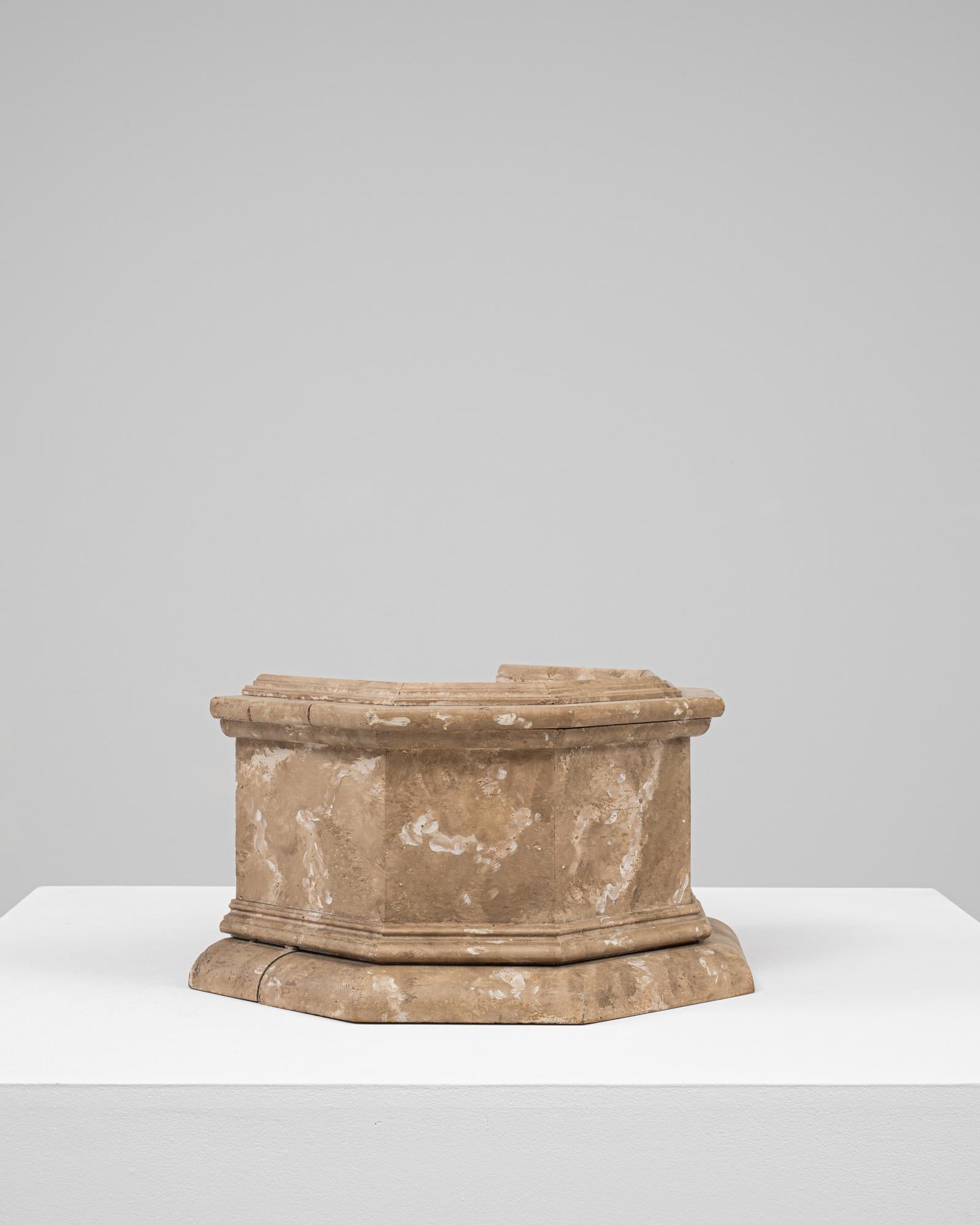 The Pedestal en bois français du 20e siècle Bon état - En vente à High Point, NC